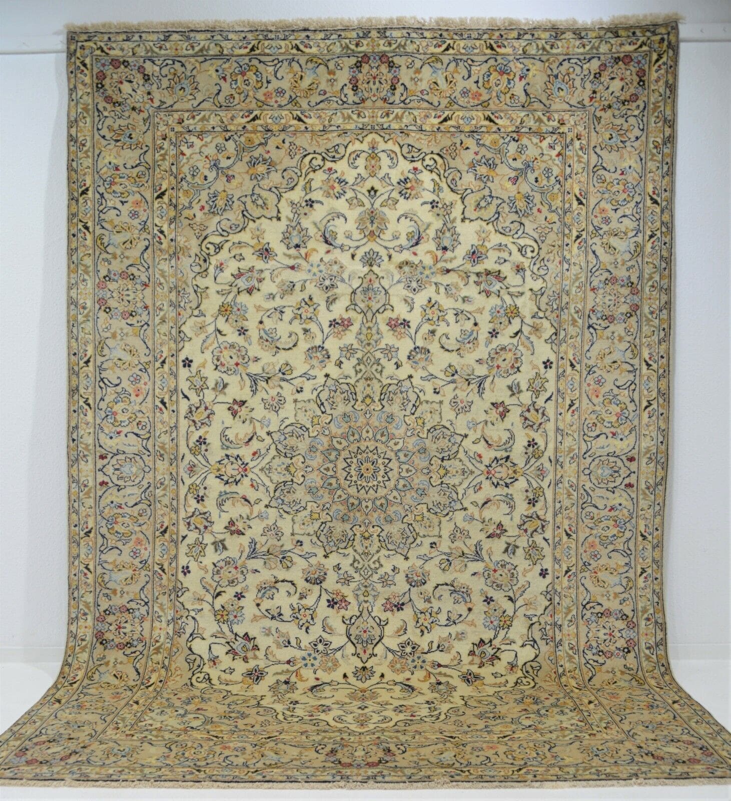 Handgeknüpfter Isfahan-Teppich neuwertig, aus Wolle, ca. 287 x 195 cm