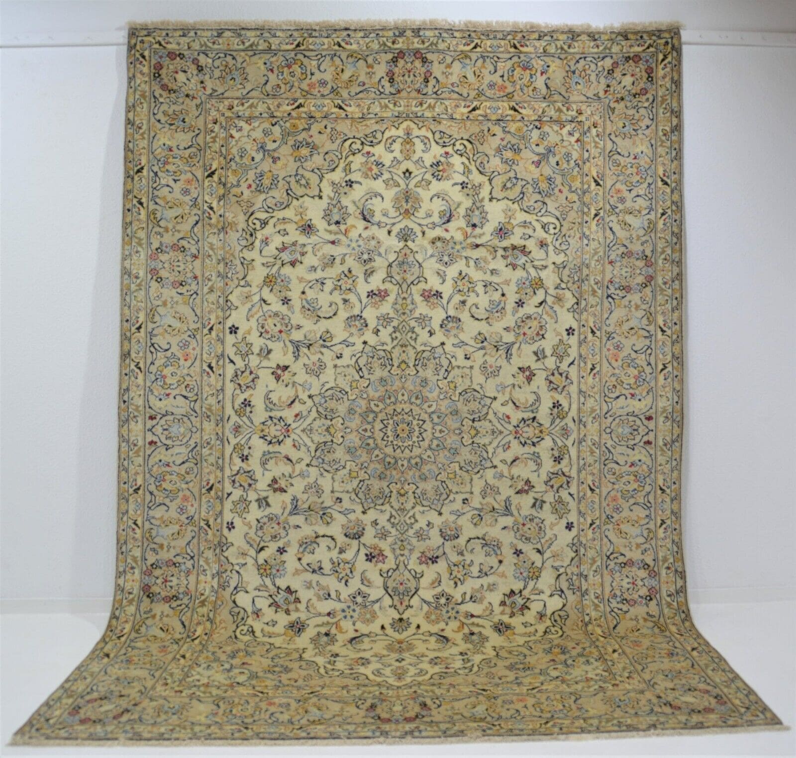 Handgeknüpfter Isfahan-Teppich neuwertig, aus Wolle, ca. 287 x 195 cm