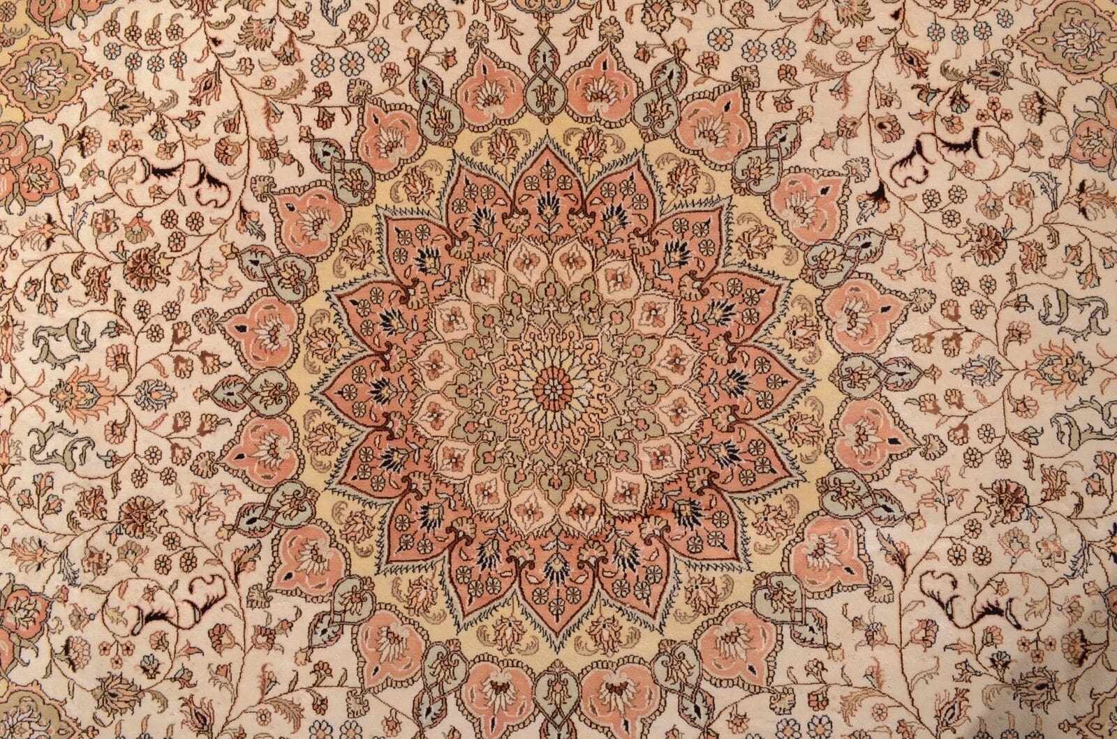 Handgeknüpfter Orientteppich Hereke 427x305 cm - Beige mit floralem Medaillon im Lagerverkauf