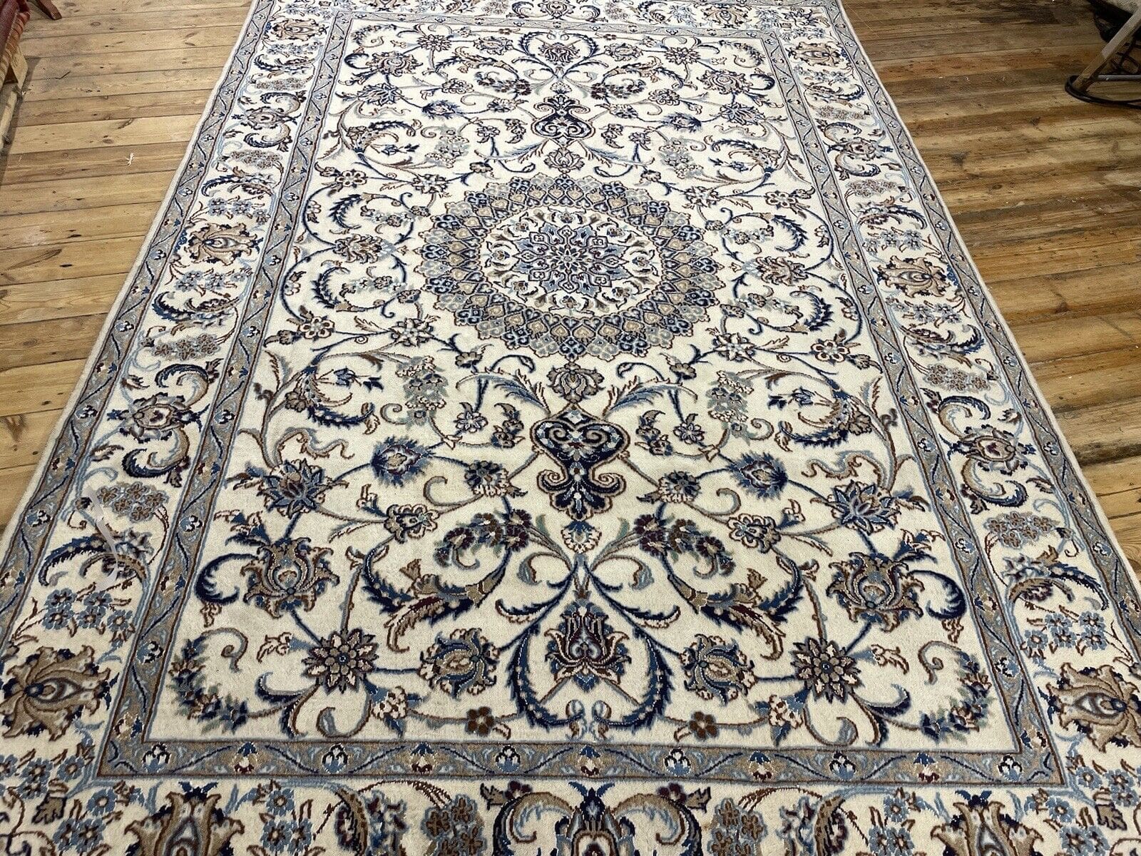 Klassischer Orientteppich Nain Beige / Creme 310x200 cm - Florales Design & Medallion - handgeknüpft Perserteppich