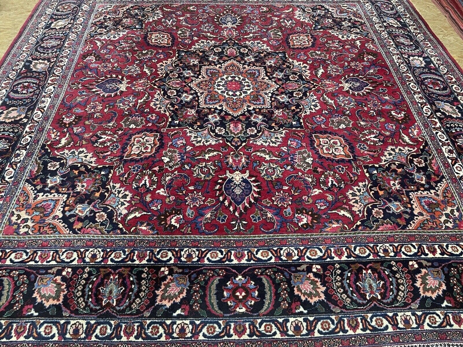 Quadratischer Perserteppich 300x300 cm - Hochwertiger handgeknüpfter Teppich mit Medaillon und floralen Elementen - Kurzflor - Traditionelles Design