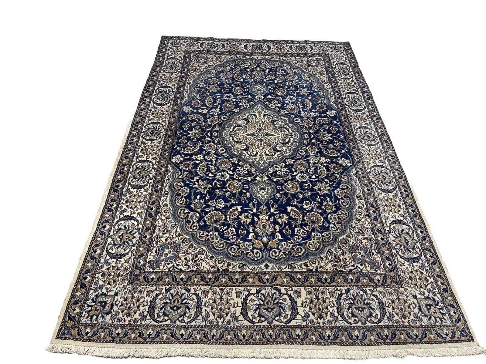 Eleganter Perserteppich Nain 9LA mit Seide 300x200 cm – Florales Design, Bordüre, Handgeknüpft