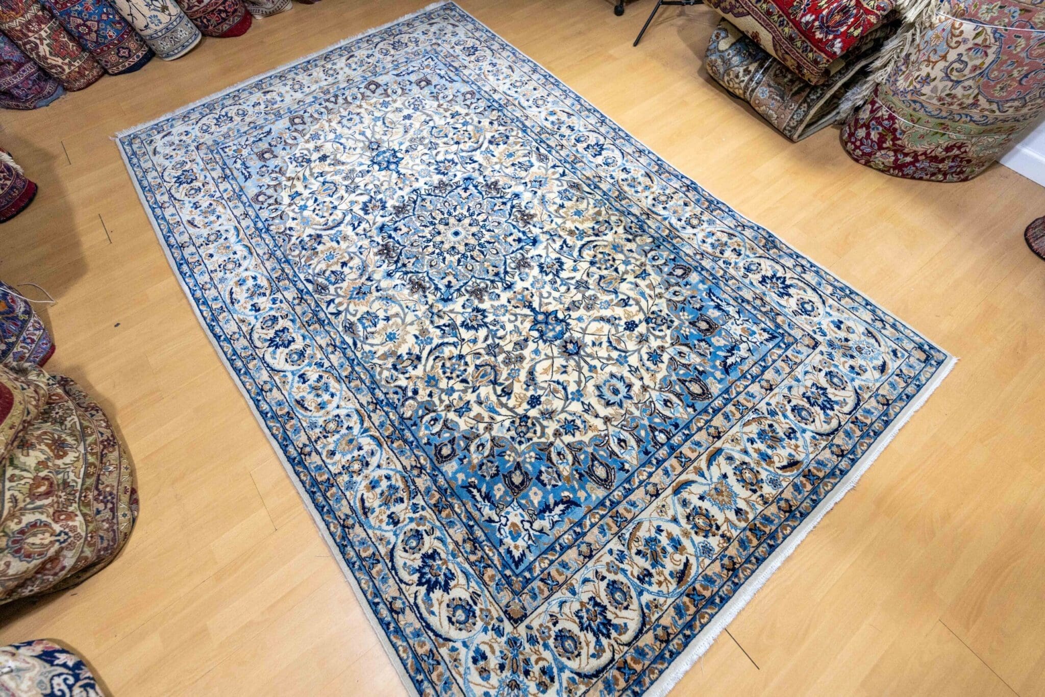 (Verkauft) W1(#397) 285x175cm Handgeknüpfter Nain 9La Perserteppich | Lachak-Toranj Medaillon mit Seide