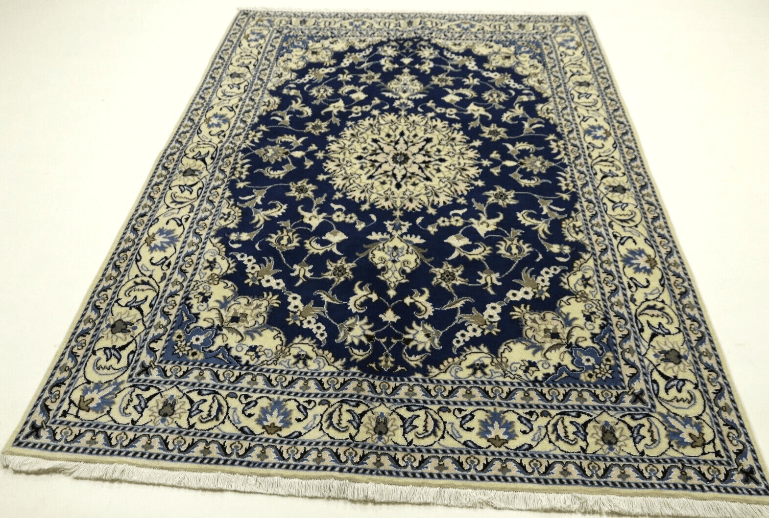 Wunderschöner Orientteppich Super Nain mit Seide (230 x 169 cm) – 300.000 Knoten/m², 90% Schurwolle, 10% Seide, sehr guter Zustand, handgeknüpft, Perserteppich