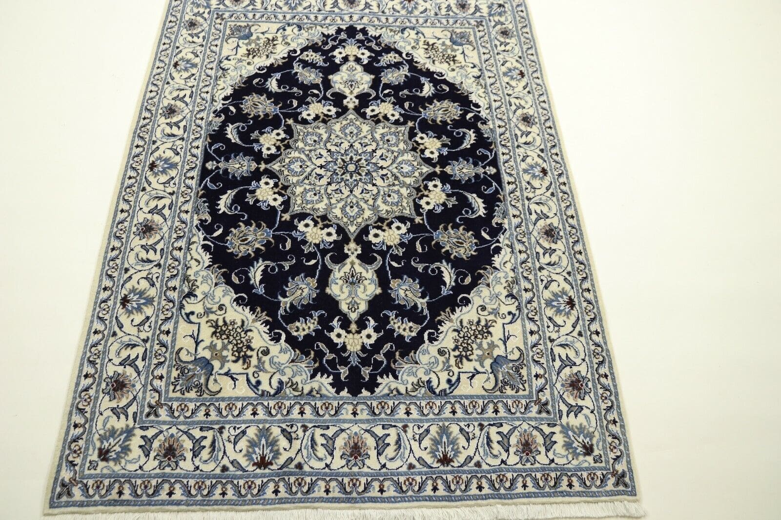 Wunderschöner Perserteppich Super Nain 200 x 149 CM, ca. 300.000 Knoten/m², 90% Schurwolle, 10% Seide, handgeknüpft, Top Zustand, neu