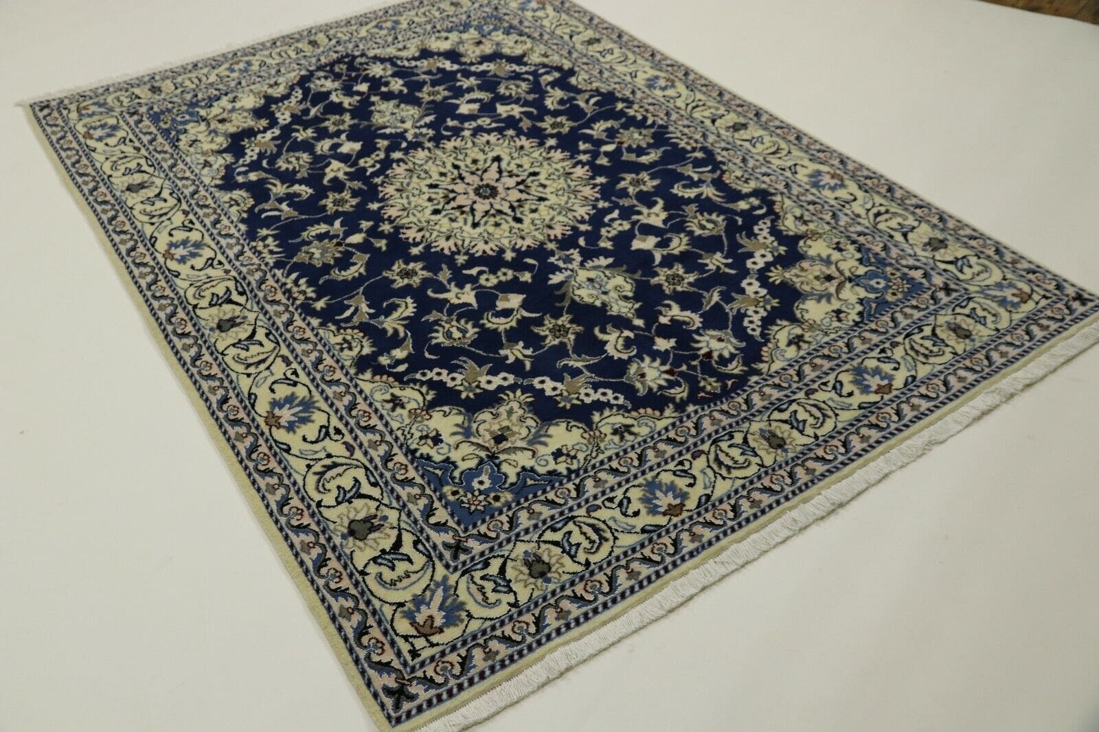 Wunderschöner Orientteppich Super Nain mit Seide (230 x 169 cm) – 300.000 Knoten/m², 90% Schurwolle, 10% Seide, sehr guter Zustand, handgeknüpft, Perserteppich