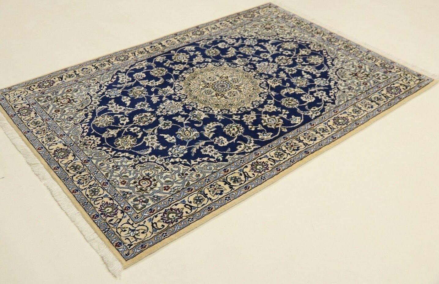 Schöner Orientteppich Super Nain 9 la - 175 x 116 cm, ca. 500.000 Knoten/m², 90% Schurwolle & 10% Seide, Zustand: neu, handgeknüpft, Perserteppich