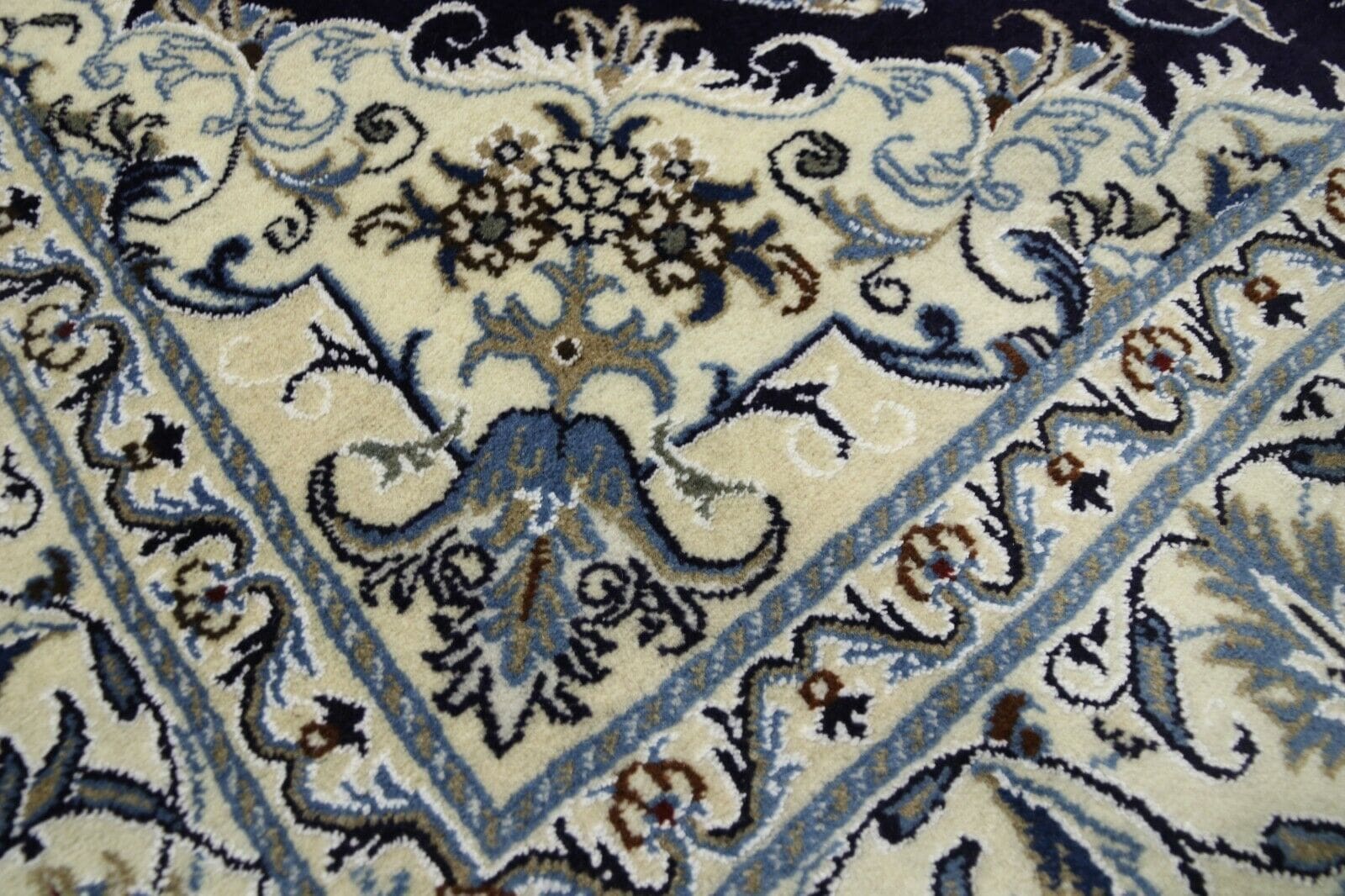 Wunderschöner Perserteppich Super Nain 200 x 149 CM, ca. 300.000 Knoten/m², 90% Schurwolle, 10% Seide, handgeknüpft, Top Zustand, neu
