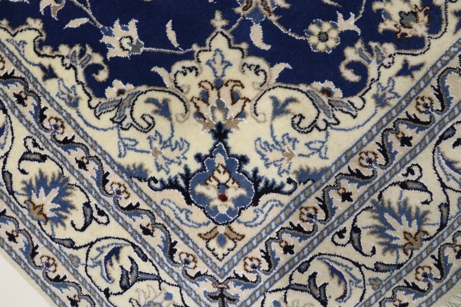 Perserteppich Nain 198x142 cm – 300.000 Knoten/m² – 90% Schurwolle, 10% Seide – handgeknüpft