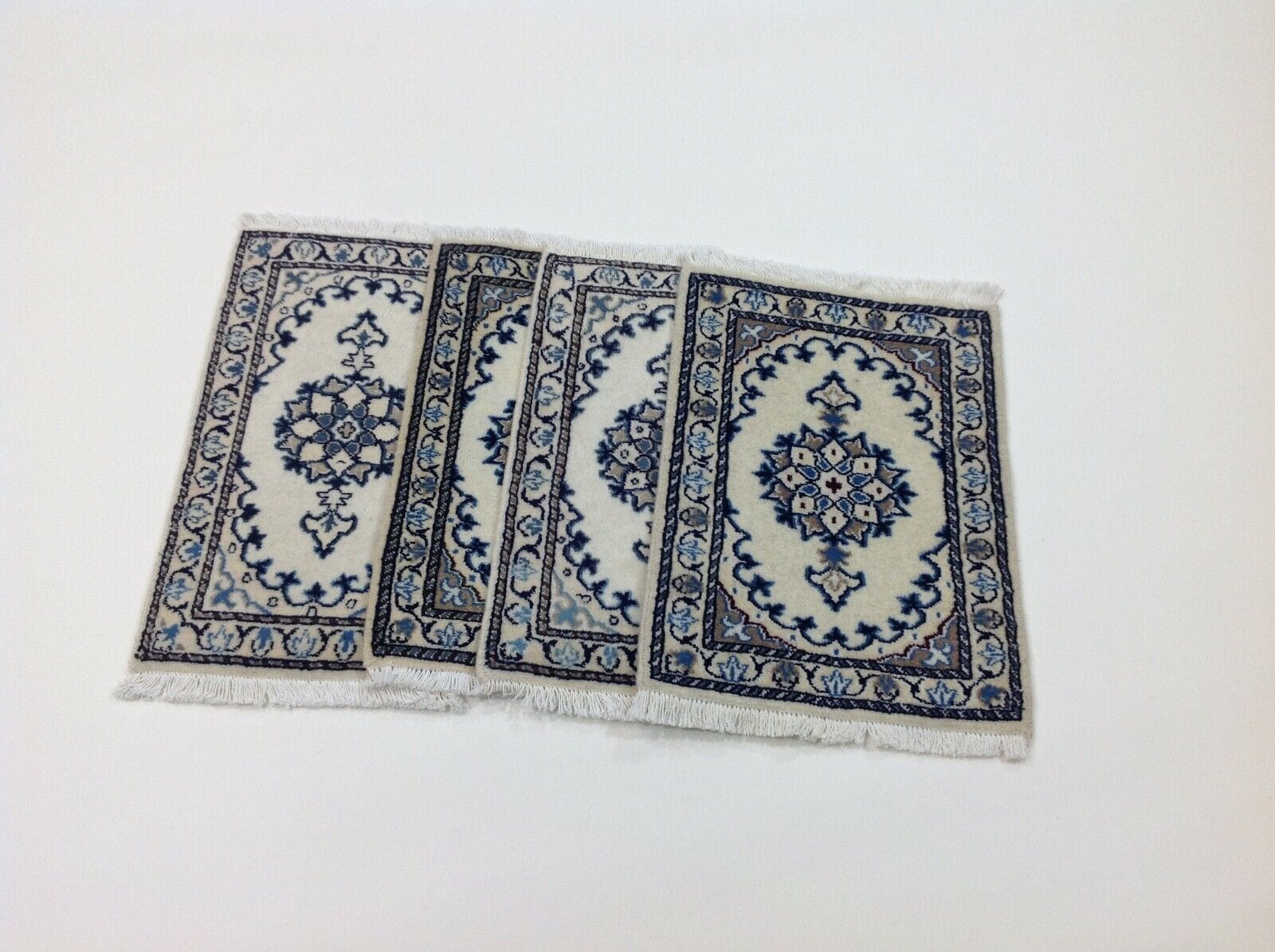 4 Stück Wunderschöner 60 x 40 cm Perserteppich Nain – 300.000 Knoten/m², 90% Schurwolle & 10% Seide, handgeknüpft