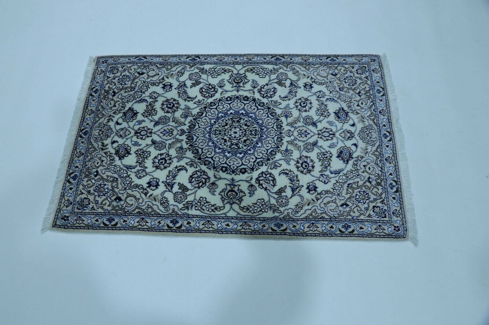 Wunderschöner Super Nain 9 la Perserteppich 136 x 89 cm, ca. 500.000 Knoten/m², 90 % Schurwolle, 10 % Seide, sehr gut/Perfekt, handgeknüpft