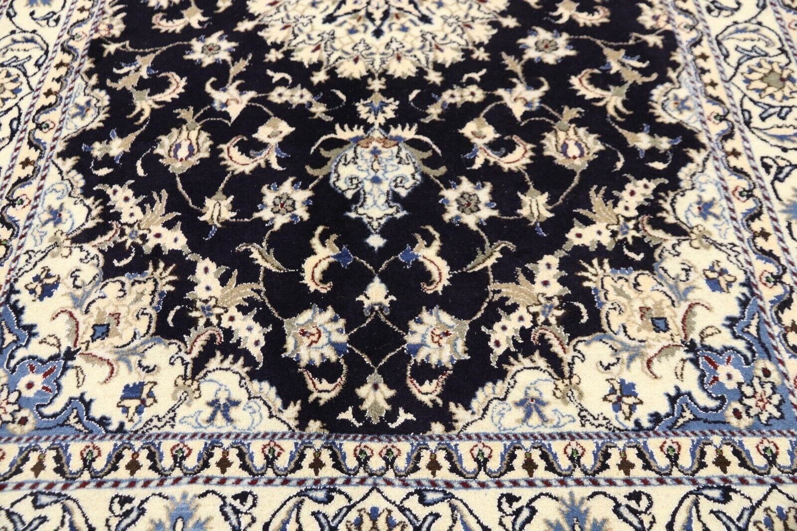 Wunderschöner Orientteppich Super Nain 238 x 169 cm, ca. 300.000 Knoten/m², 90 % Schurwolle, 10 % Seide, handgeknüpft, Perserteppich