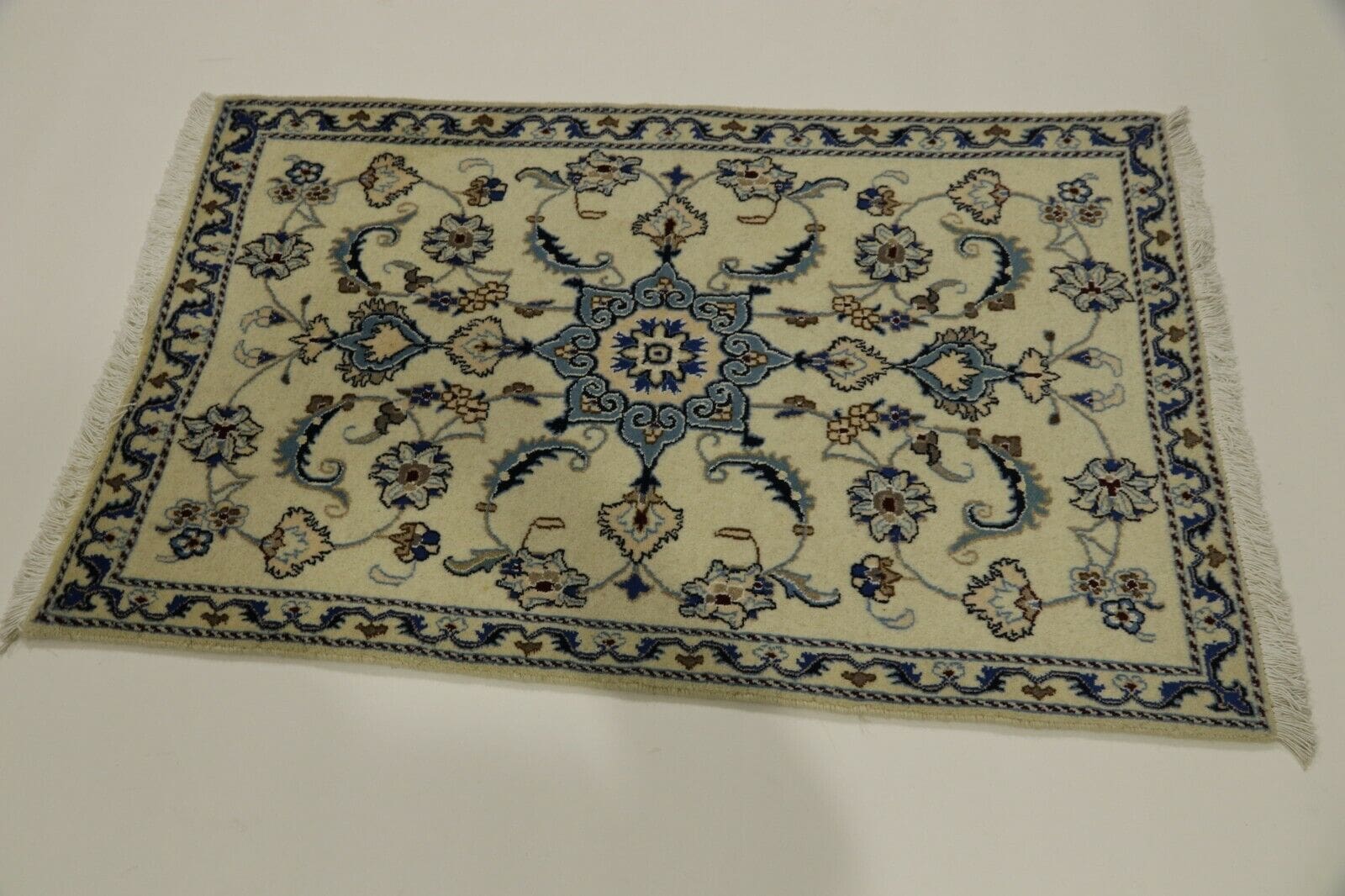 Wunderschöner Nain Orientteppich 137 x 85 cm, ca. 300.000 Knoten, 100% Schurwolle, sehr guter Zustand, Unikat - handgeknüpft, Perserteppich