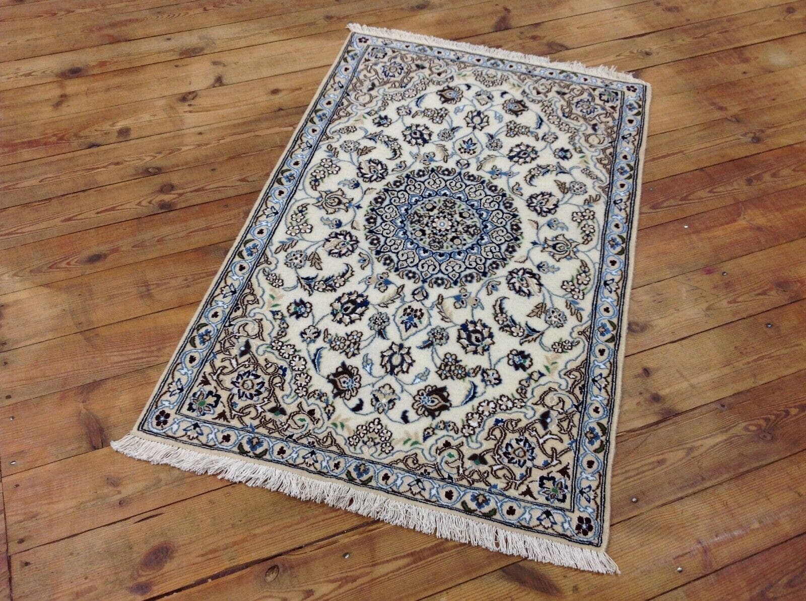 Wunderschöner Perserteppich Super Nain 9 La – 137 x 88 cm, ca. 500.000 Knoten/m², 90% Schurwolle & 10% Seide, Top Neu, handgeknüpft, Perserteppich