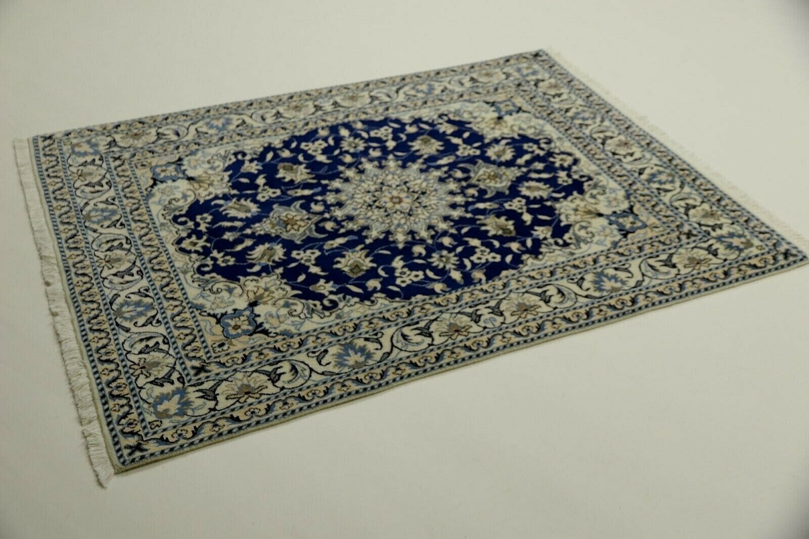 Wunderschöner Orientteppich Super Nain 198 x 150 cm – 300.000 Knoten/m² – 90% Schurwolle, 10% Seide, neu – handgeknüpft, Perserteppich