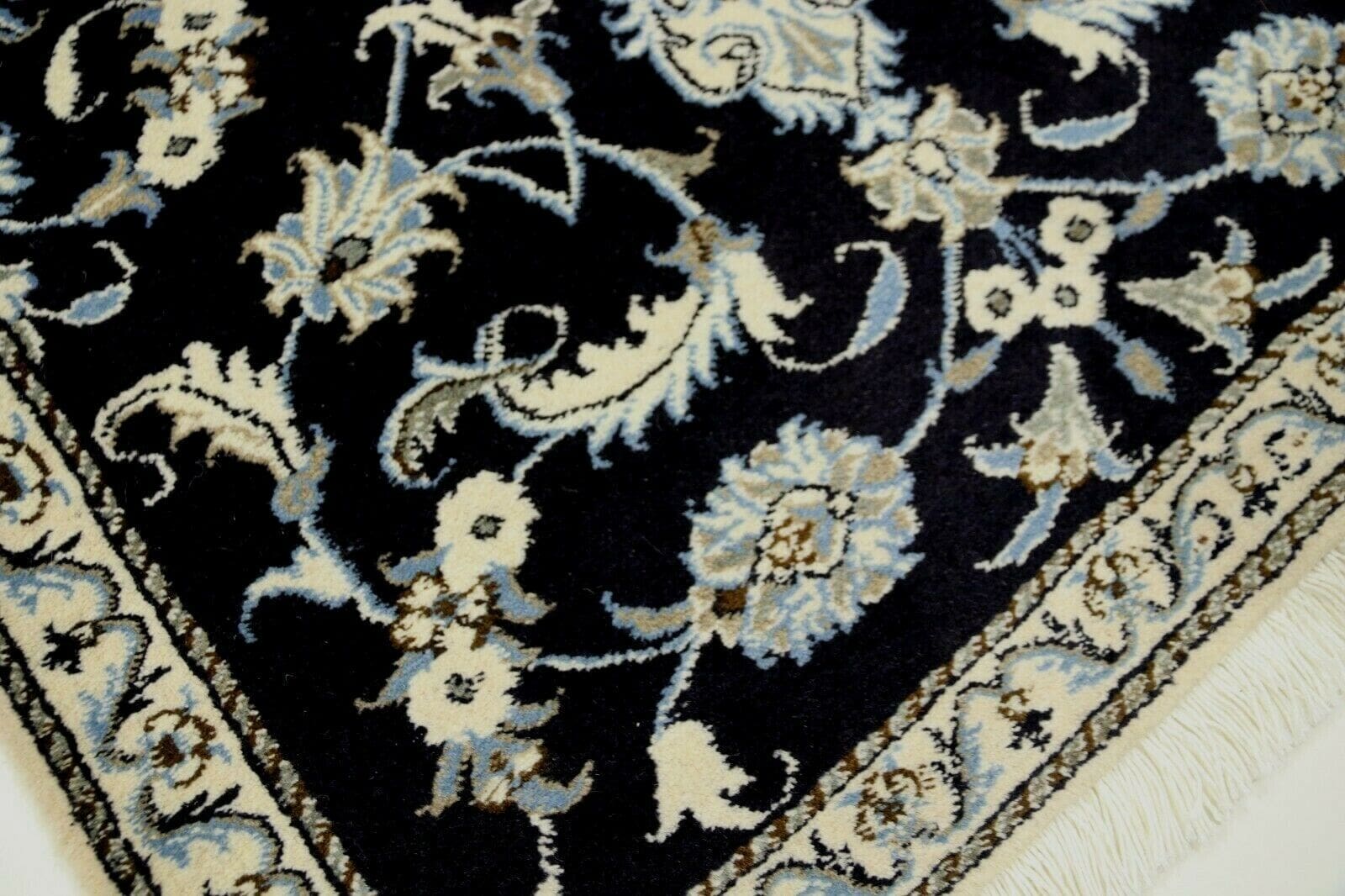 Perserteppich Nain 136 x 92 cm, ca. 300.000 Knoten/m², 90% Schurwolle & 10% Seide, handgeknüpft, Perserteppich