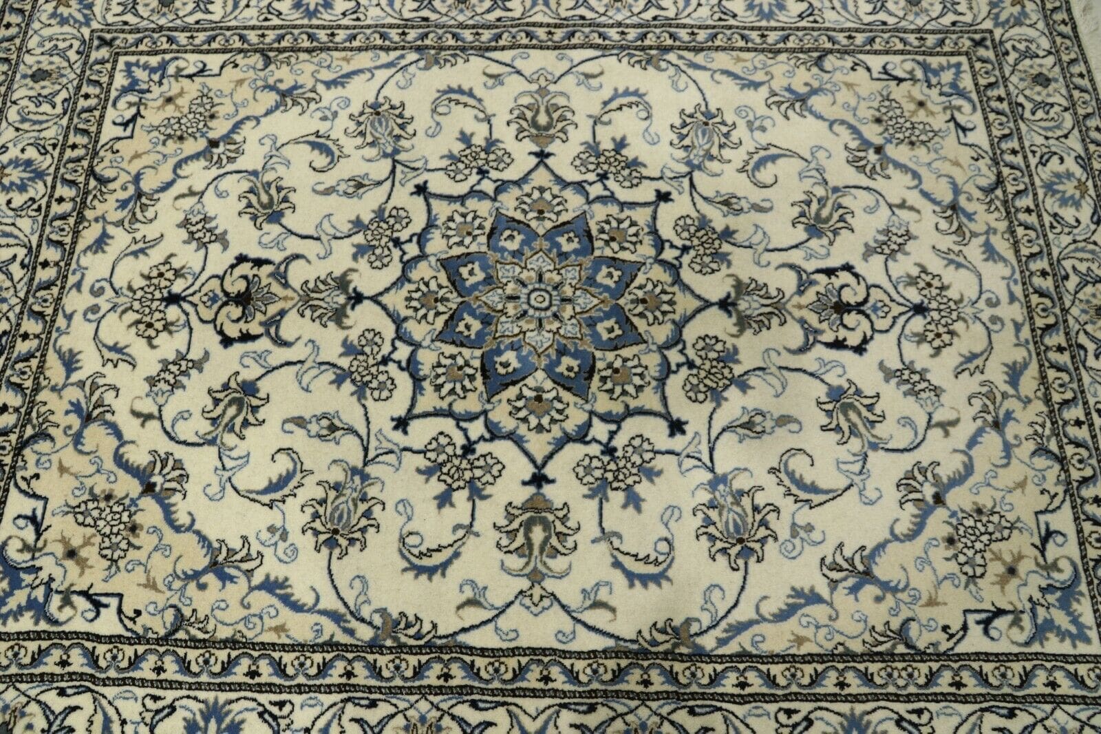 Wunderschöner Orientteppich Nain mit Seide (230 x 168 cm) | Ca. 300.000 Knoten/m² | 90% Schurwolle, 10% Seide | Handgeknüpft | Perserteppich