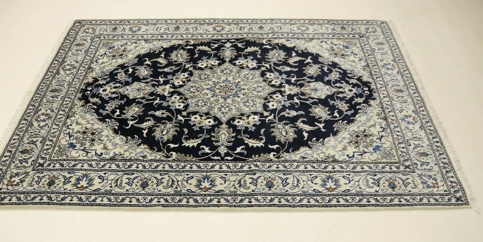 Orientteppich Super Nain 246 x 164 cm – ca. 300.000 Knoten/m² – Top Zustand – 90% Schurwolle, 10% Seide – handgeknüpft, Perserteppich