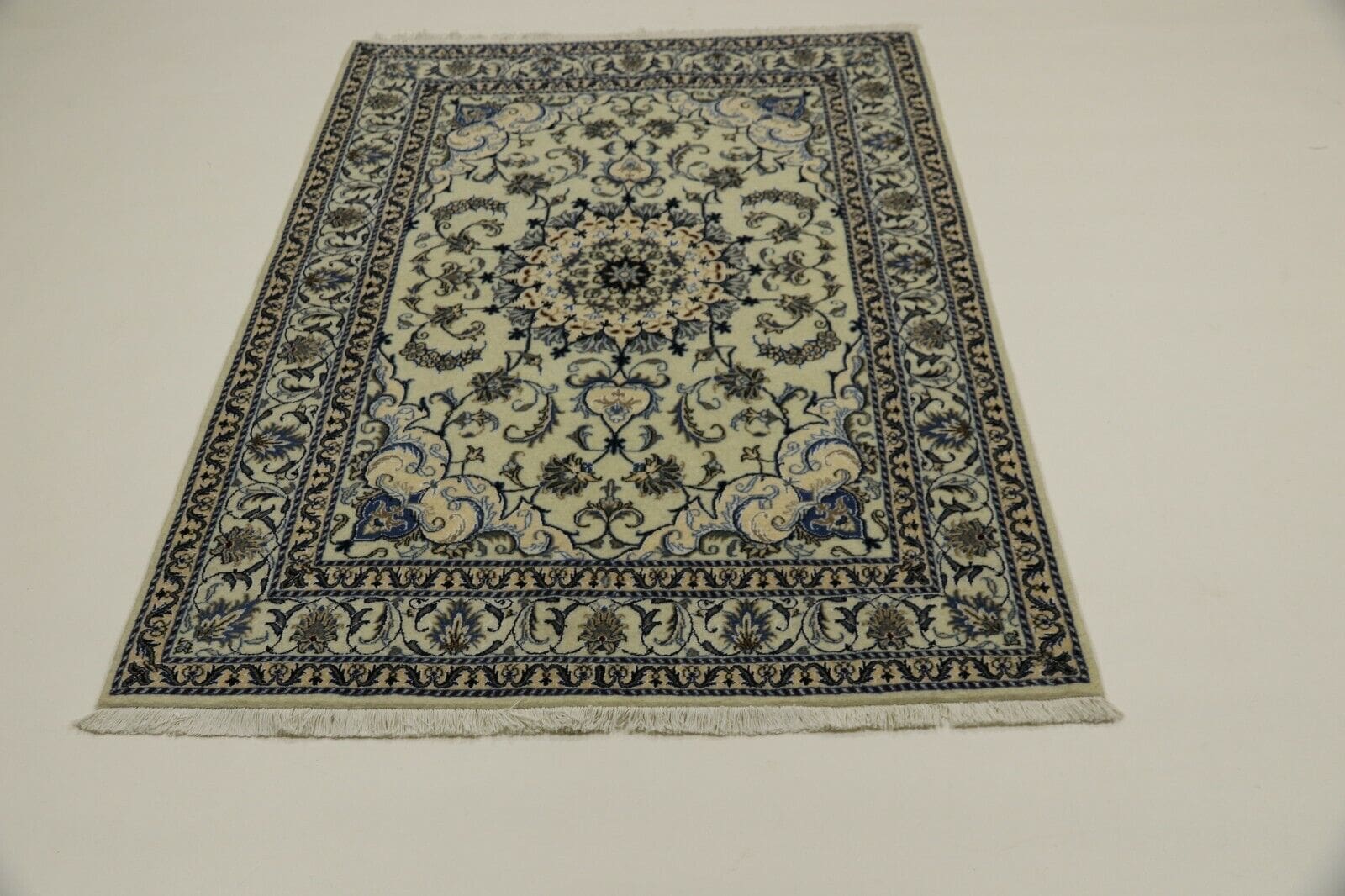 Wunderschöner Orientteppich Super Nain 204 x 150 cm, 300.000 Knoten/m², 90% Schurwolle und 10% Seide, Neu, handgeknüpft, Perserteppich