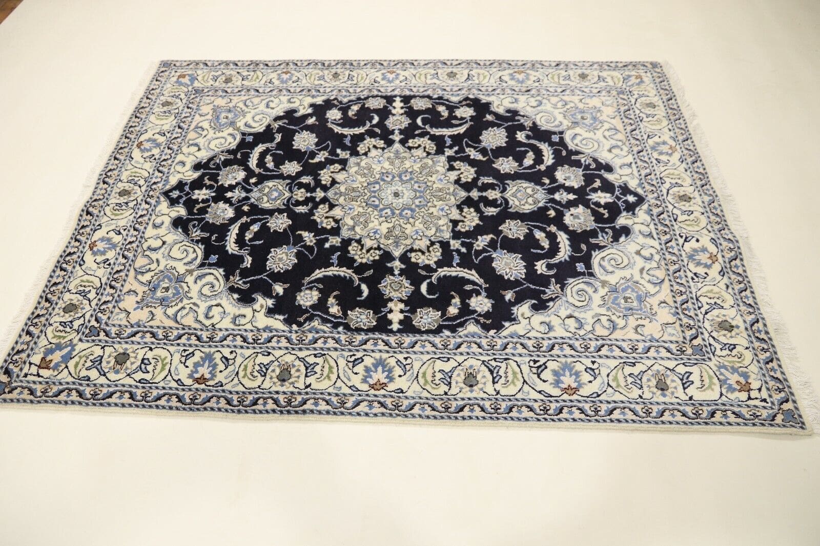 Perserteppich 226 x 167 cm, ca. 300.000 Knoten/m², 90% Schurwolle & 10% Seide, sehr gut/ perfekt, handgeknüpft