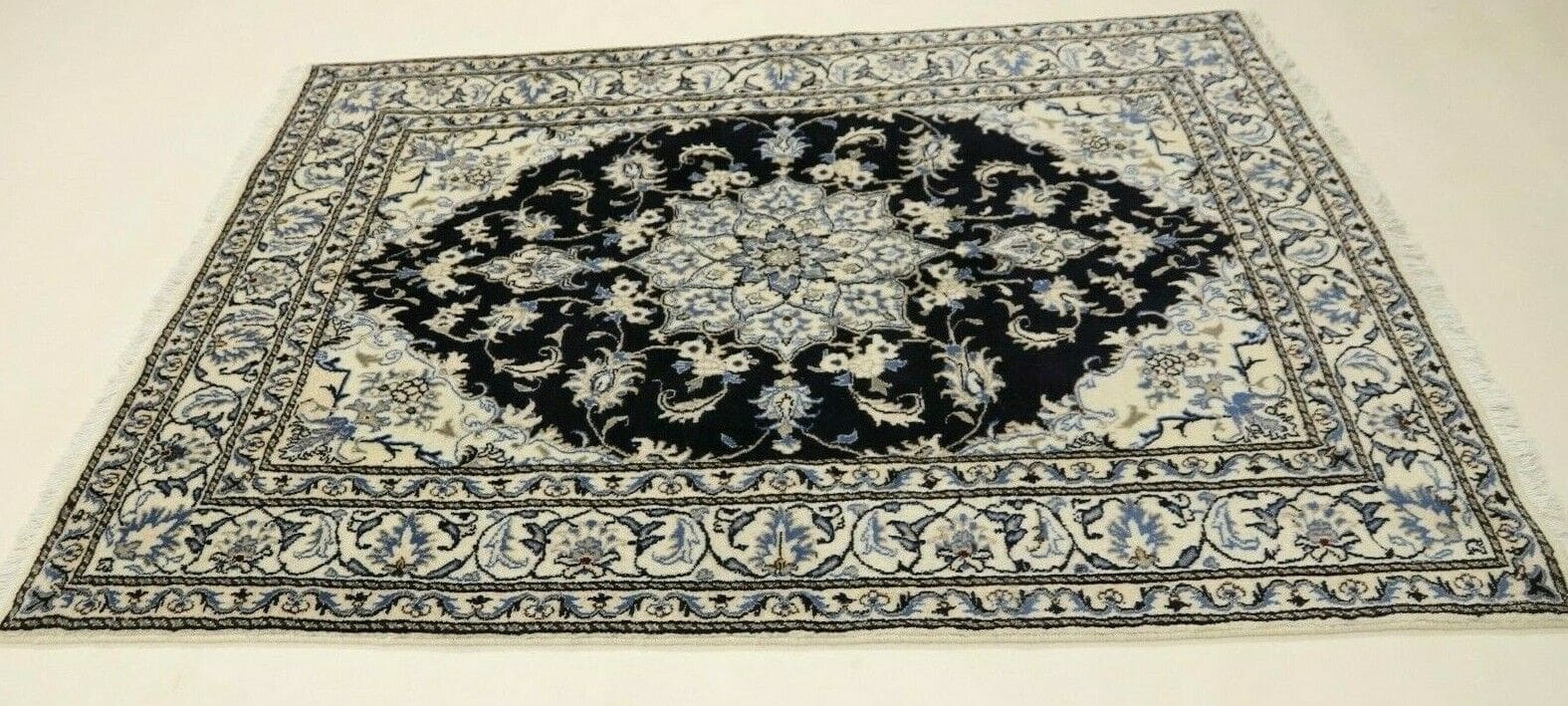 Wunderschöner Orientteppich Super Nain 203 x 143 CM, ca. 300000 Knoten/m², 90% Schurwolle, 10% Seide, sehr gut erhalten, handgeknüpft, Perserteppich