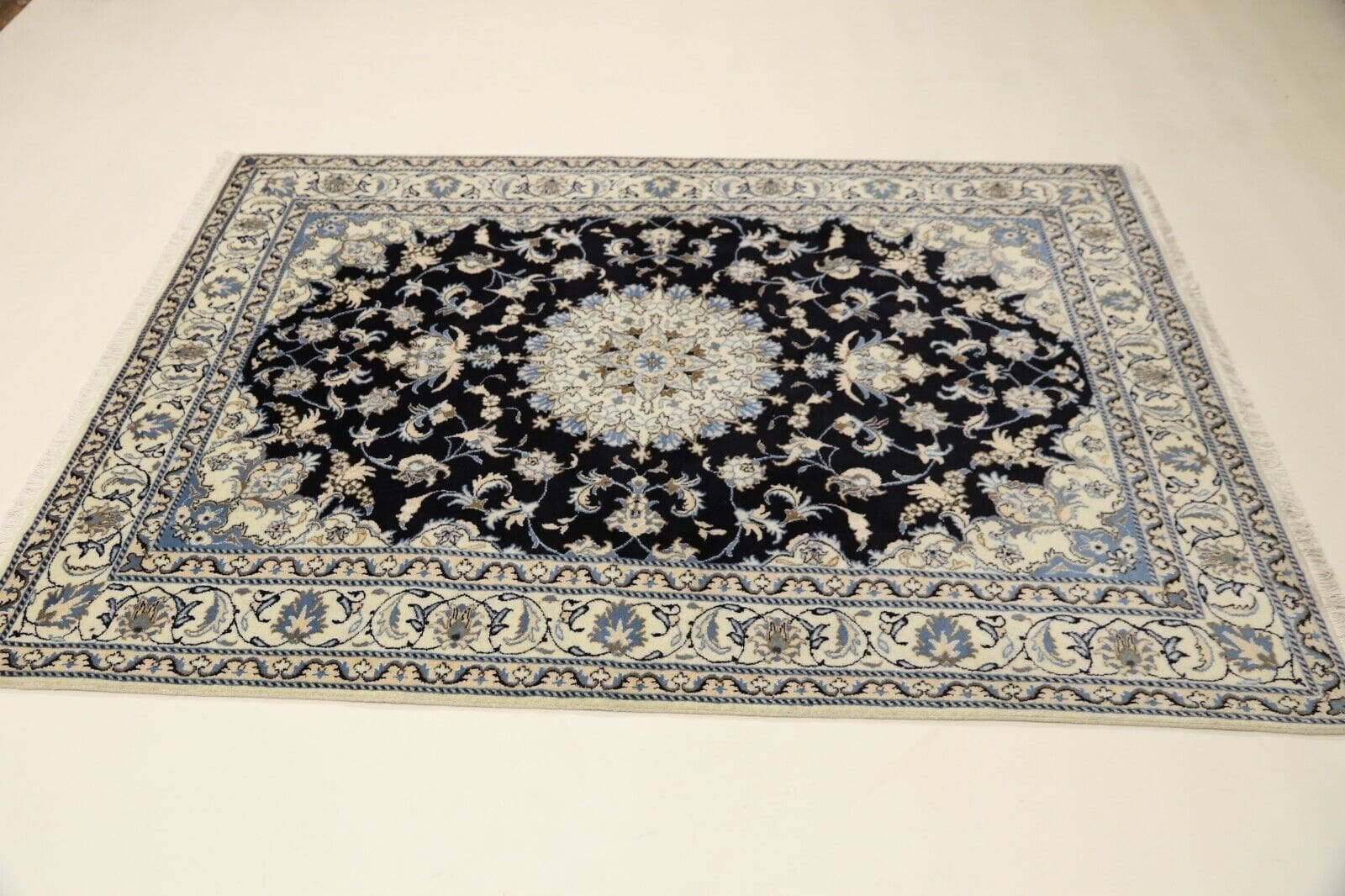 Wunderschöner Orientteppich Super Nain 240 x 170 cm, ca. 300000 Knoten/m², 90% Schurwolle & 10% Seide, neu, handgeknüpft, Perserteppich