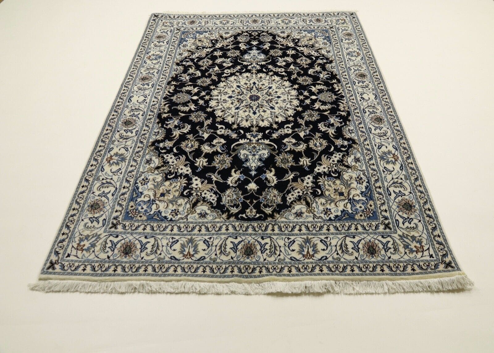 Wunderschöner Perserteppich Nain mit Seide (243 x 163 cm) – Ca. 300.000 Knoten/m² – 90% Schurwolle, 10% Seide – Neu – Handgeknüpft – Perserteppich