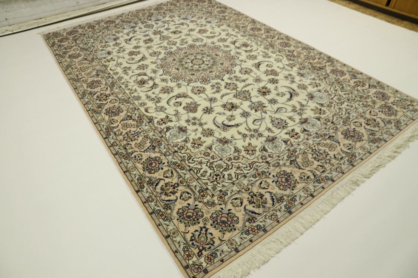 Wunderschöner Perserteppich Super Nain 9 la, 302 x 205 cm, ca. 500.000 Knoten/m², 90% Schurwolle & 10% Seide, sehr guter Zustand, handgeknüpft, Perserteppich