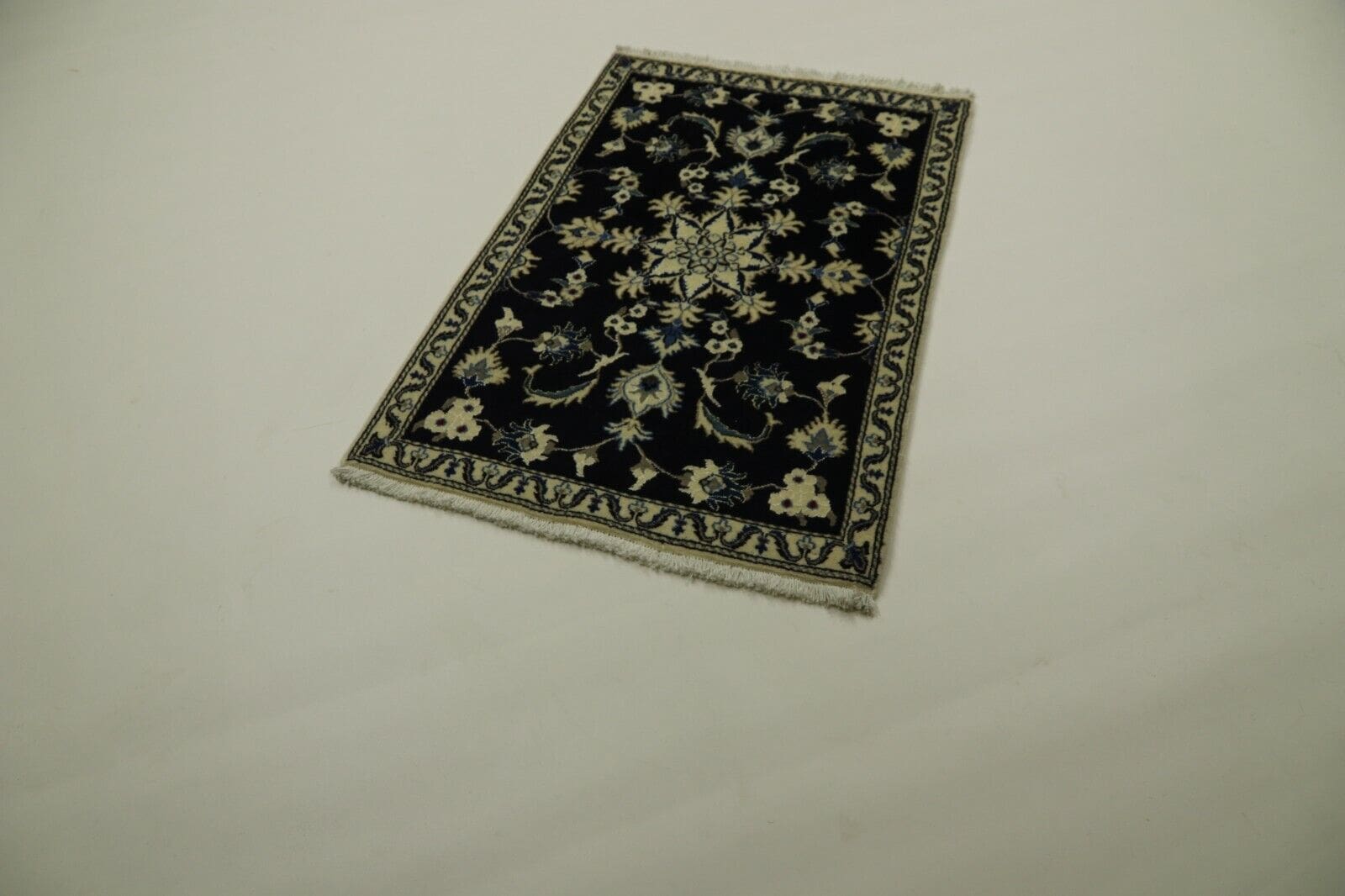 Wunderschöner Orientteppich Super Nain (133 x 89 cm) – 300.000 Knoten/m² – 100 % Schurwolle, handgeknüpft, Perserteppich