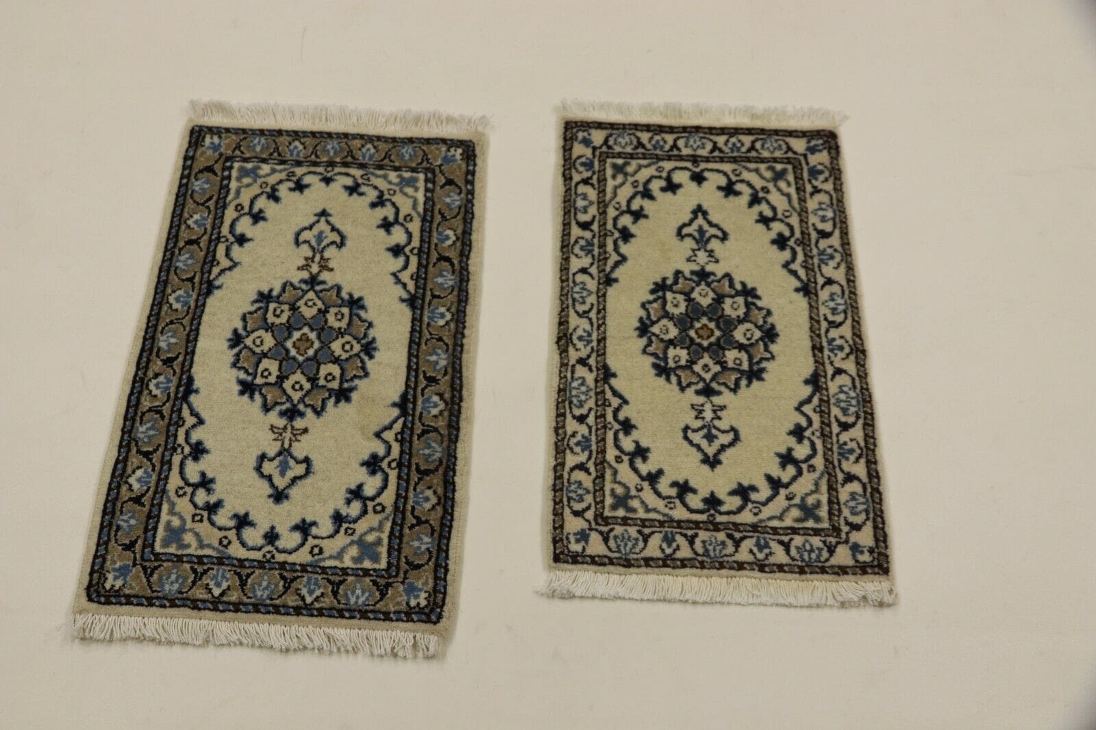 2 x Handgeknüpfter Orientteppich Nain - Größe 60 x 40 cm - 300.000 Knoten/m² - 95% Schurwolle, 5% Seide - Neu, Top Zustand - Unikat, Echtheitszertifikat - handgeknüpft,...
