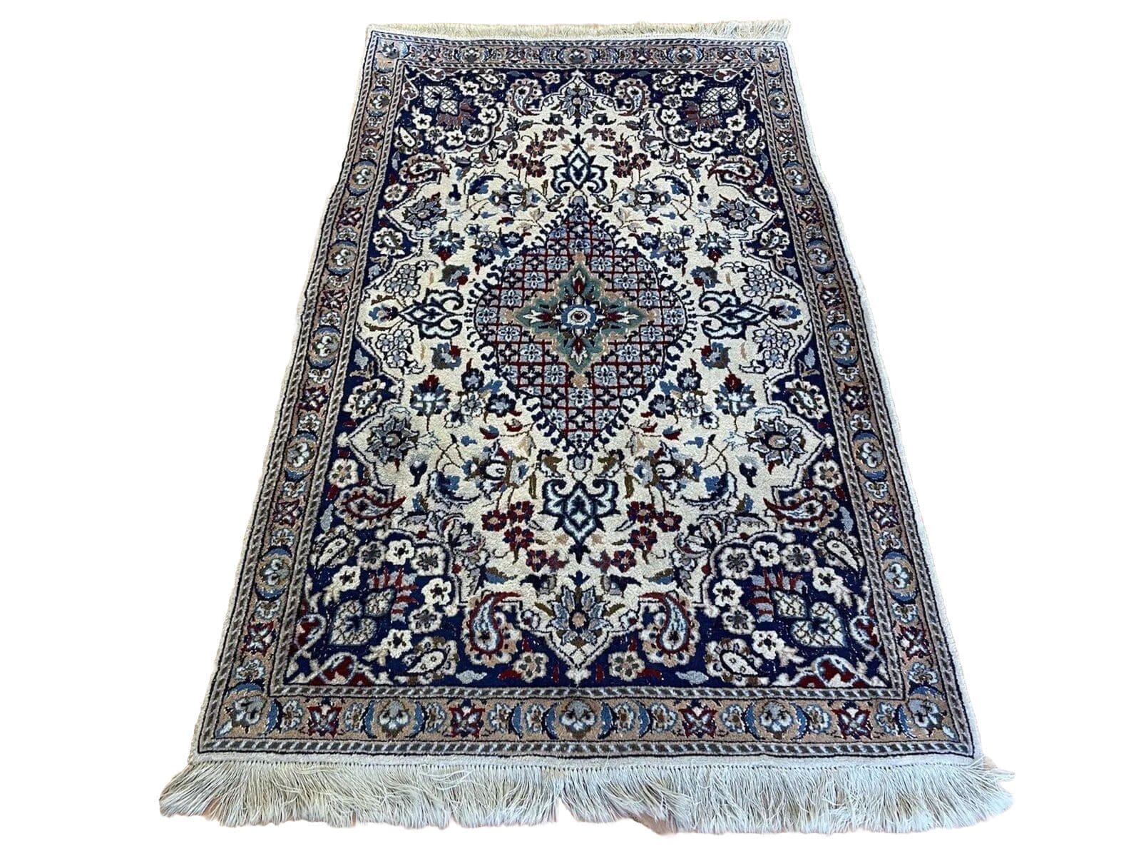 Perserteppich Nain Super Fein Geknüpft 146x88 cm – Klassischer Kaschmir Seidenteppich in leicht violettem Rosarot mit dunkelblauer Bordüre, Top Qualität, ca. 1 cm Florhöhe,...