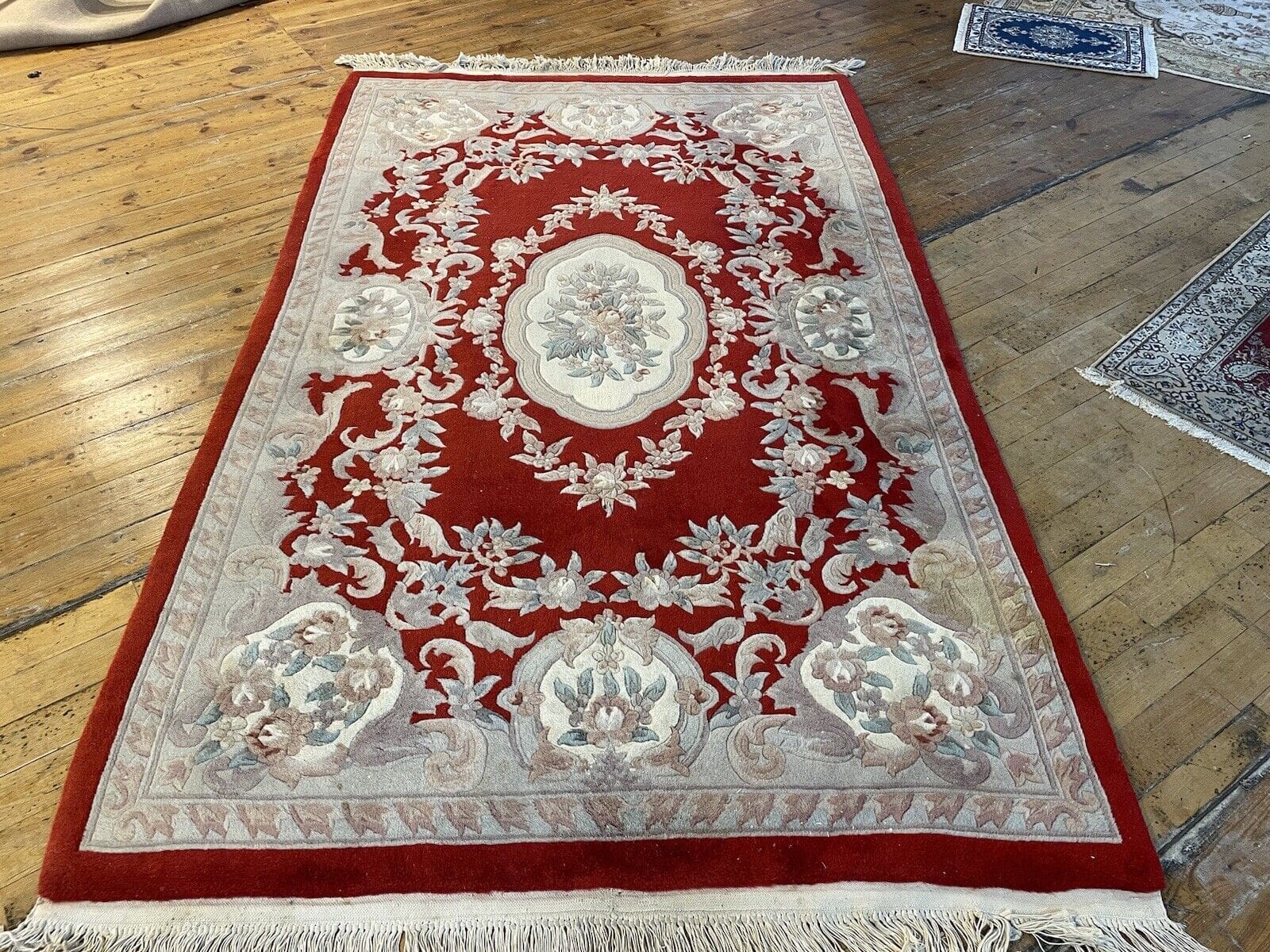 (Verkauft) Peking Teppich 240x170 cm, exquisites Abbusson Design, traditionelles rotes Muster, 15 mm Florhöhe, handgeknüpft, Perserteppich
