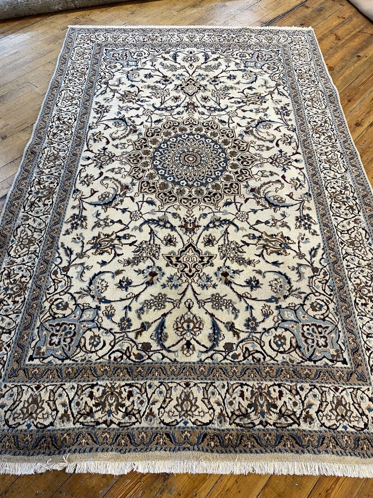 Beiger Top Nain Perserteppich 270x170 cm mit Seide - 8mm Florhöhe, Wolle und Baumwolle, perfekt für Fußbodenheizungen, handgeknüpft, Perserteppich