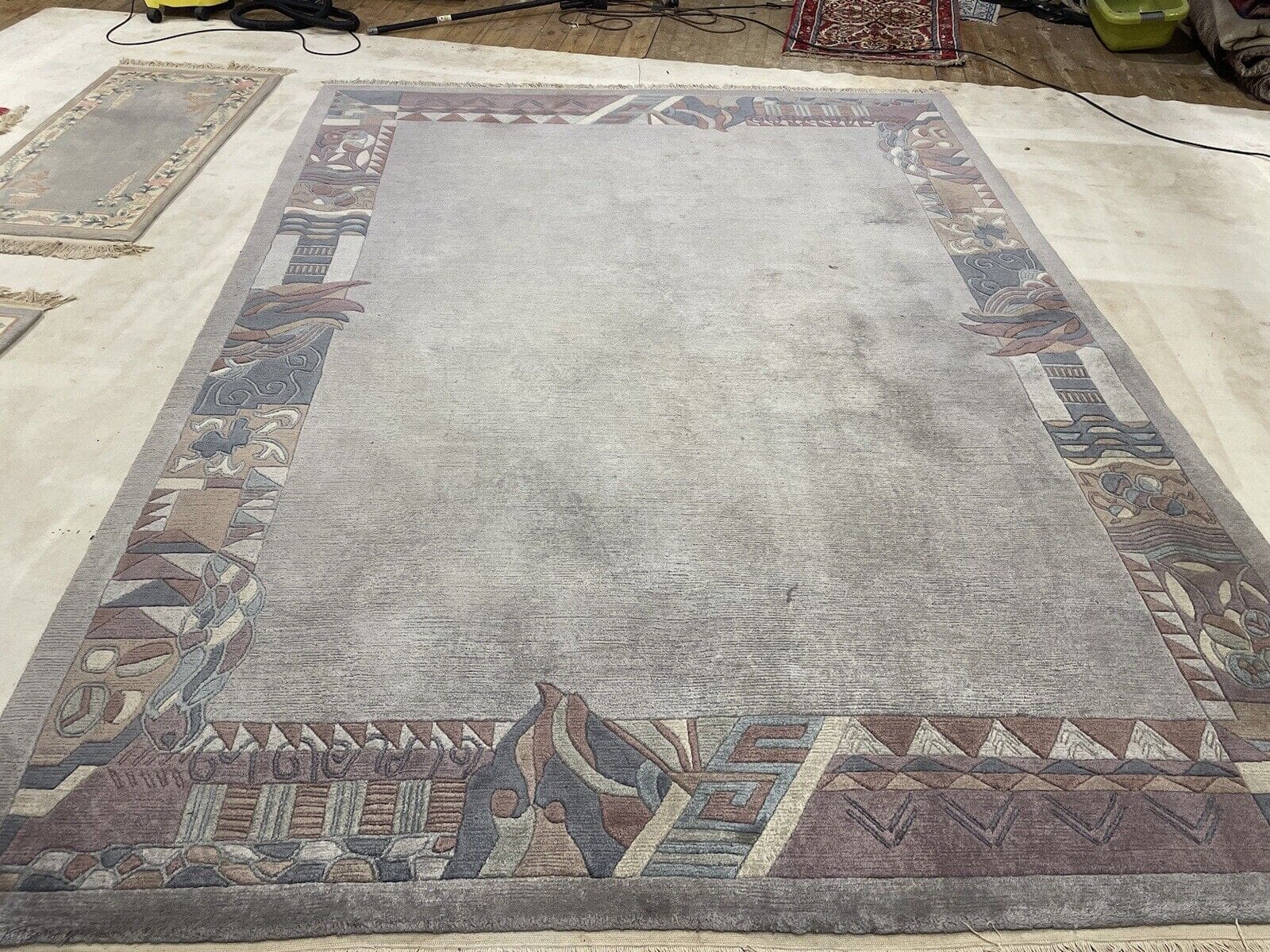 Original Nepalesischer Handgeknüpfter Teppich Grau 340x245 cm – Hochflorstruktur aus 100% Schurwolle, modernes Design – handgeknüpft, Perserteppich