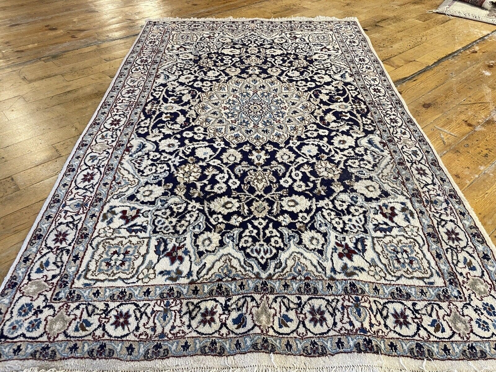 Nain Perserteppich 200x120 cm - Florales Design mit Medallion, beige Bordüre, handgeknüpft