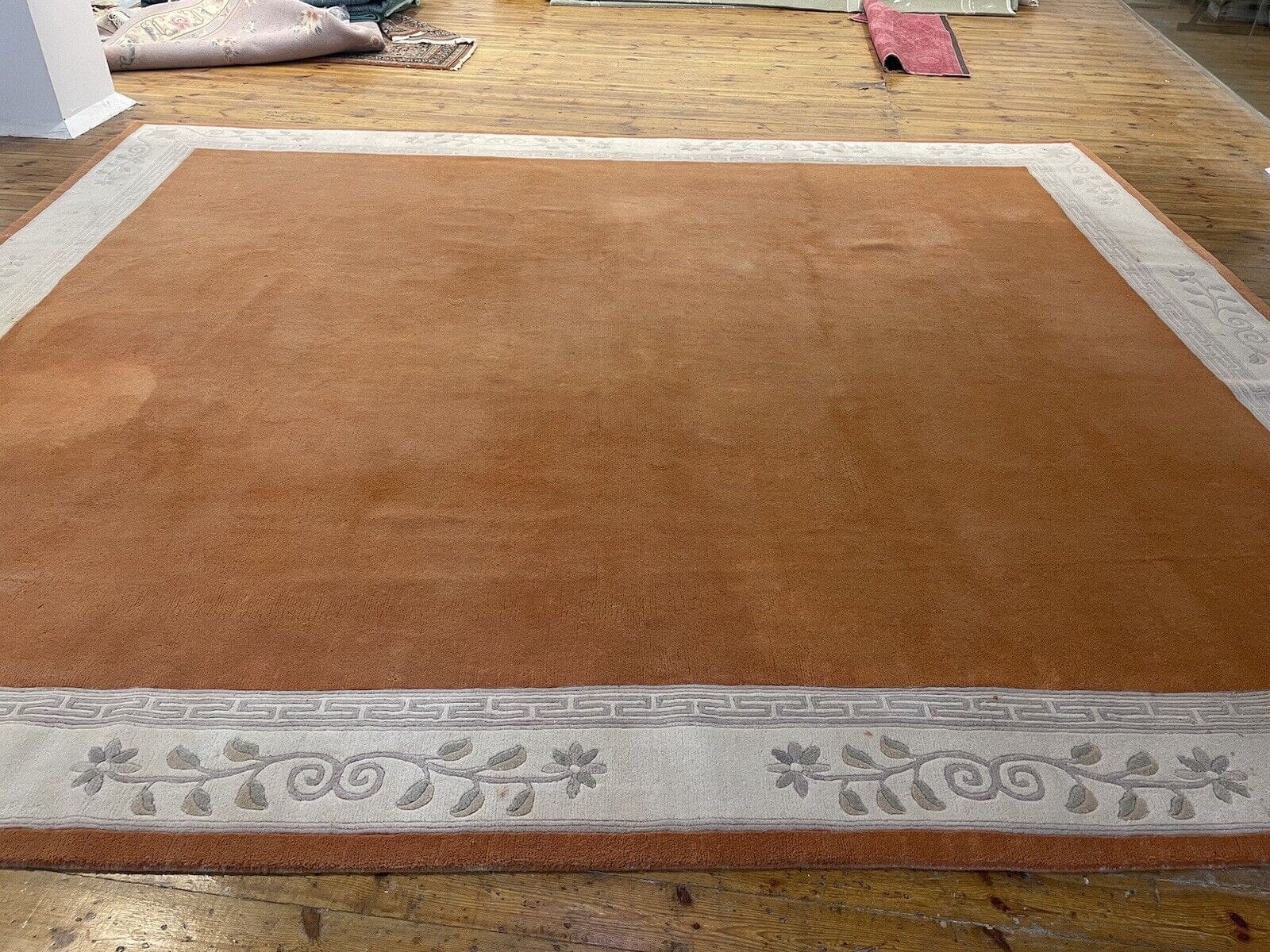 Handgeknüpfter Perserteppich 400/350cm - 15mm Florhöhe, Abstraktes Design in Orange und Braun, Fußbodenheizungsgeeignet - handgeknüpft