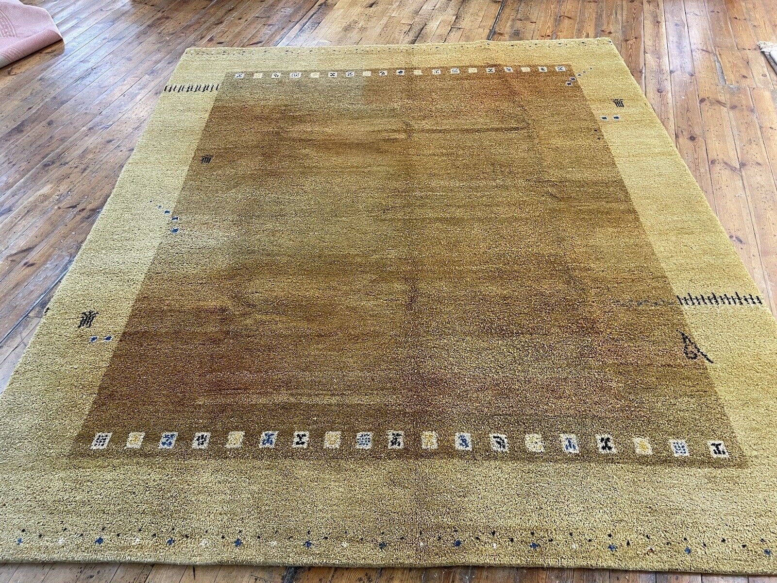(Verkauft) Gabbeh Teppich 300x250 cm - Handgesponnene Wolle, Gelbes Landschaftsmuster, Fußbodenheizungs geeignet – Handgeknüpft, Perserteppich