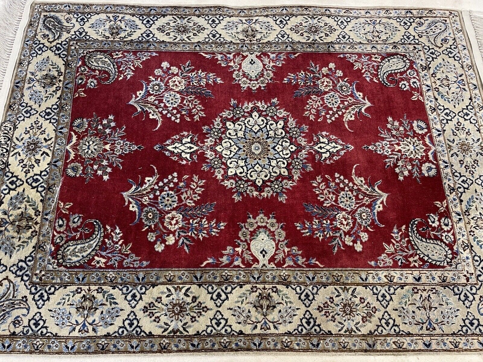Roter Nain Perserteppich 4 LA - 130x96 cm, Florales Design mit Medallion, Beige Bordüre, Handgeknüpft, Perserteppich