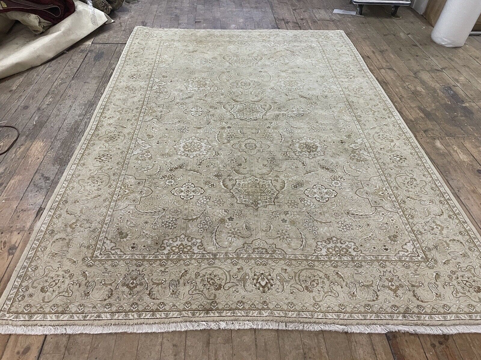 Beige Perserteppich 315x215 cm – Extrem fein geknüpft, traditionelle Bordüre, Top Qualität, sehr dezent und dekorativ, handgeknüpft