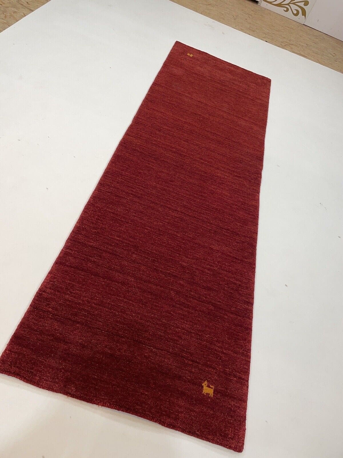 Klassischer Gabbeh Teppich 270x83 cm – Schönes Rot mit dekorierten Ecken, schmaler Bordüre, traditionelles Design, Florhöhe 1-3 cm – handgeknüpft, Perserteppich Läufer