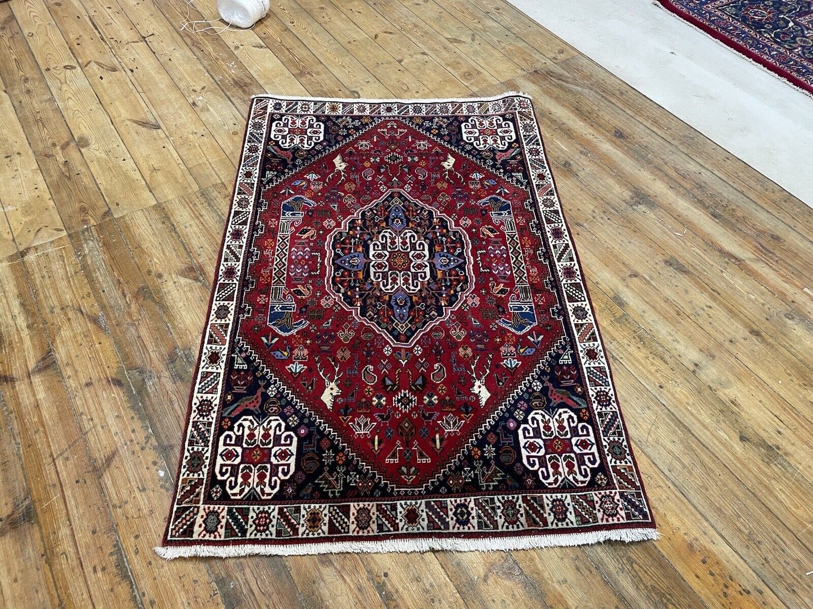 Super Feiner Ghashgai Perserteppich 164x100 cm – Geometrisches Nomaden-Design mit schmaler beige Bordüre, 25-40 Jahre alt, Florhöhe 1-3 cm, handgeknüpft Perserteppich