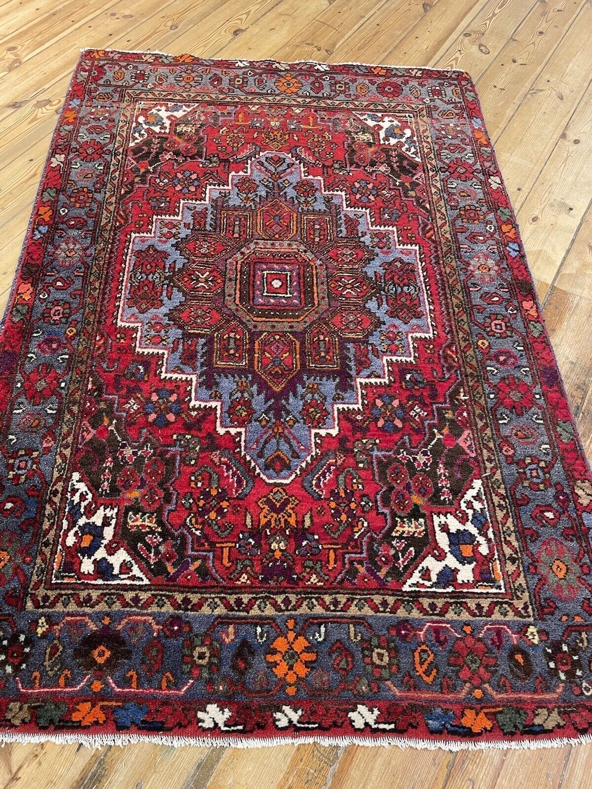 Antiker Perserteppich Goltogh/Bigar 160x100 cm - Seltenes Design mit schönem Medallion und schmaler beige Bordüre - Rustikales Nomaden-Design - Florhöhe 5-9mm - handgeknüpft