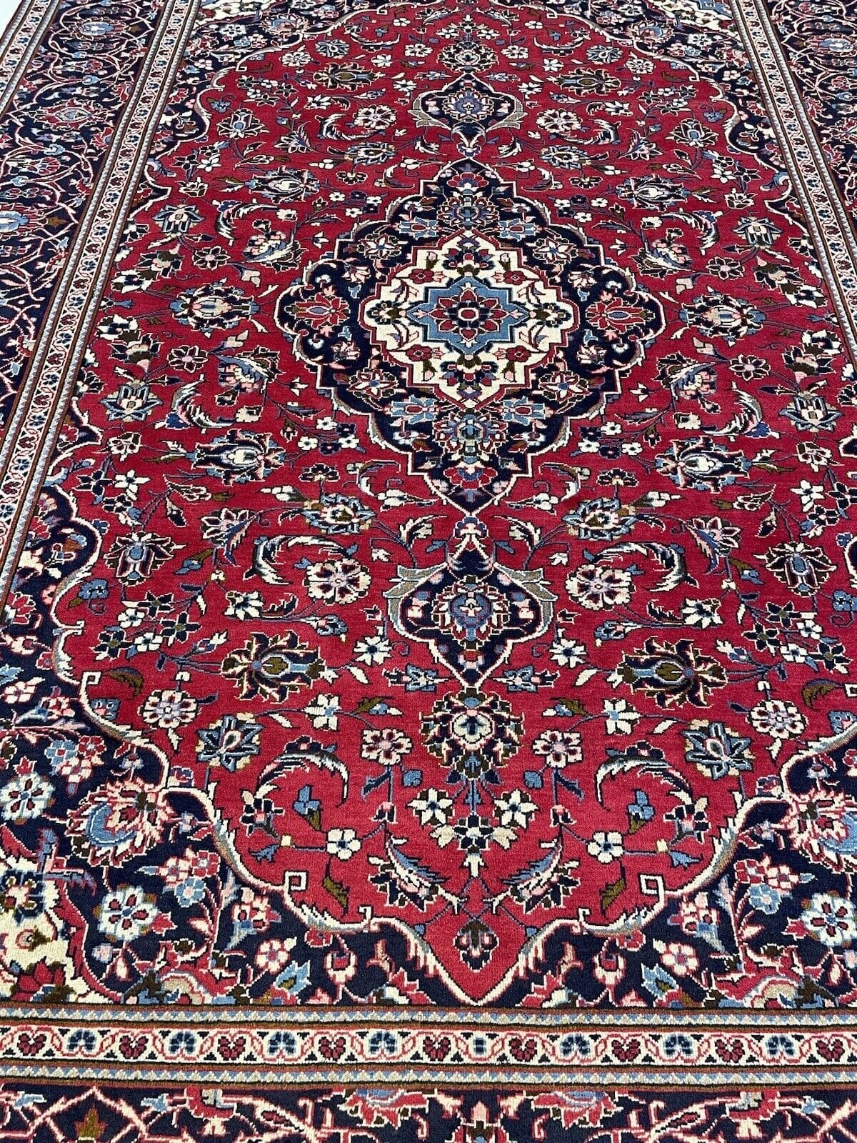Klassischer Perserteppich Kaschan 337x242 cm – Florales Design mit Medallion und dekorierten Ecken, Kurzflor, handgeknüpft