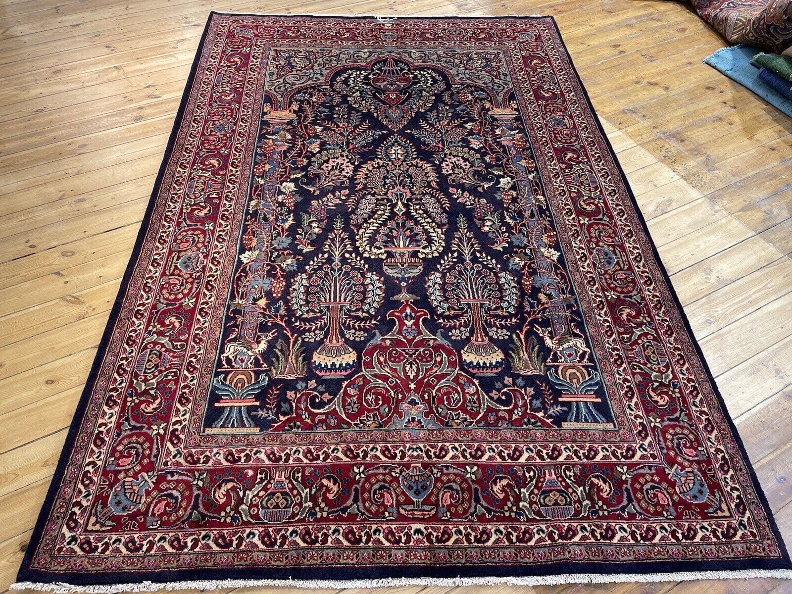Klassischer Sarough Farahan Perserteppich 300x200cm, Alter 25-50 Jahre, Feinheit, Roter Untergrund mit blauer Bordüre und floralen Ornamenten, handgeknüpft, Perserteppich