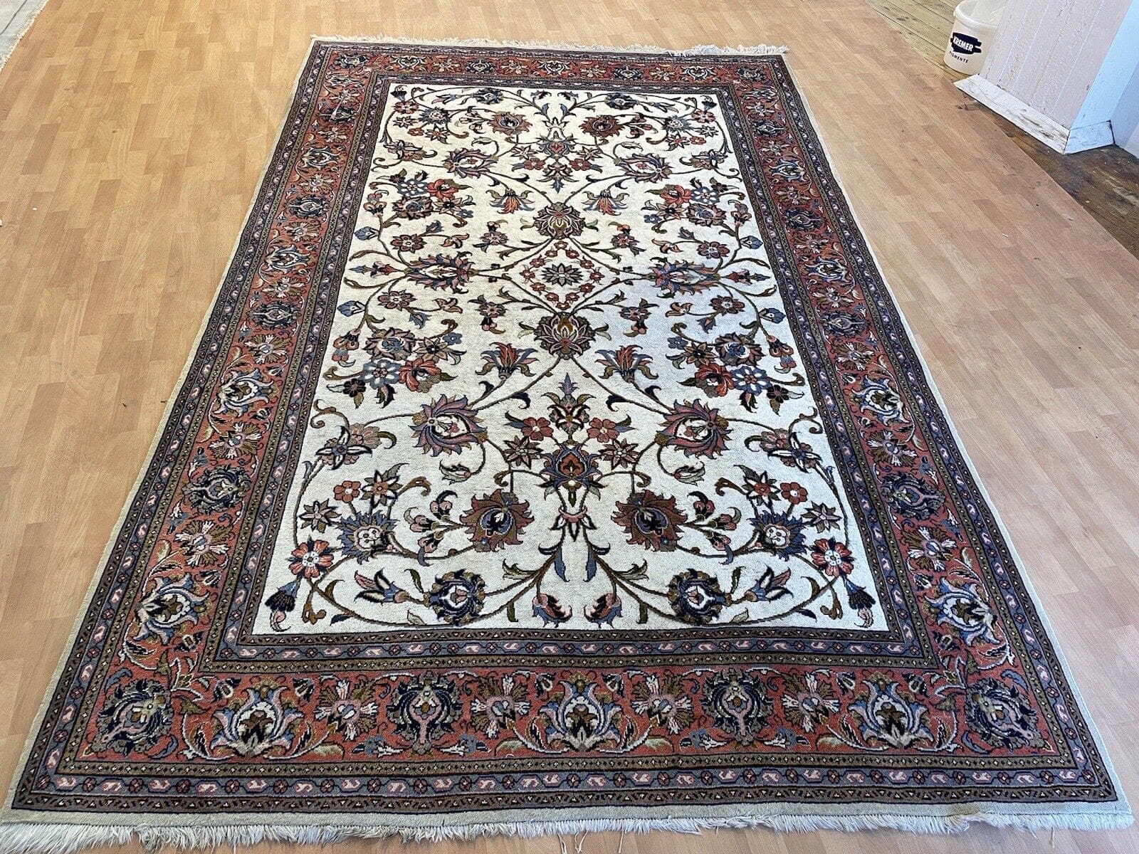 Hochklassiger Perserteppich Sarough Beige 320x210 cm – Durchgemustert mit geschwungenen floralen Elementen auf hellem Untergrund, rote Bordüre, super bearbeitete Schurwolle –...