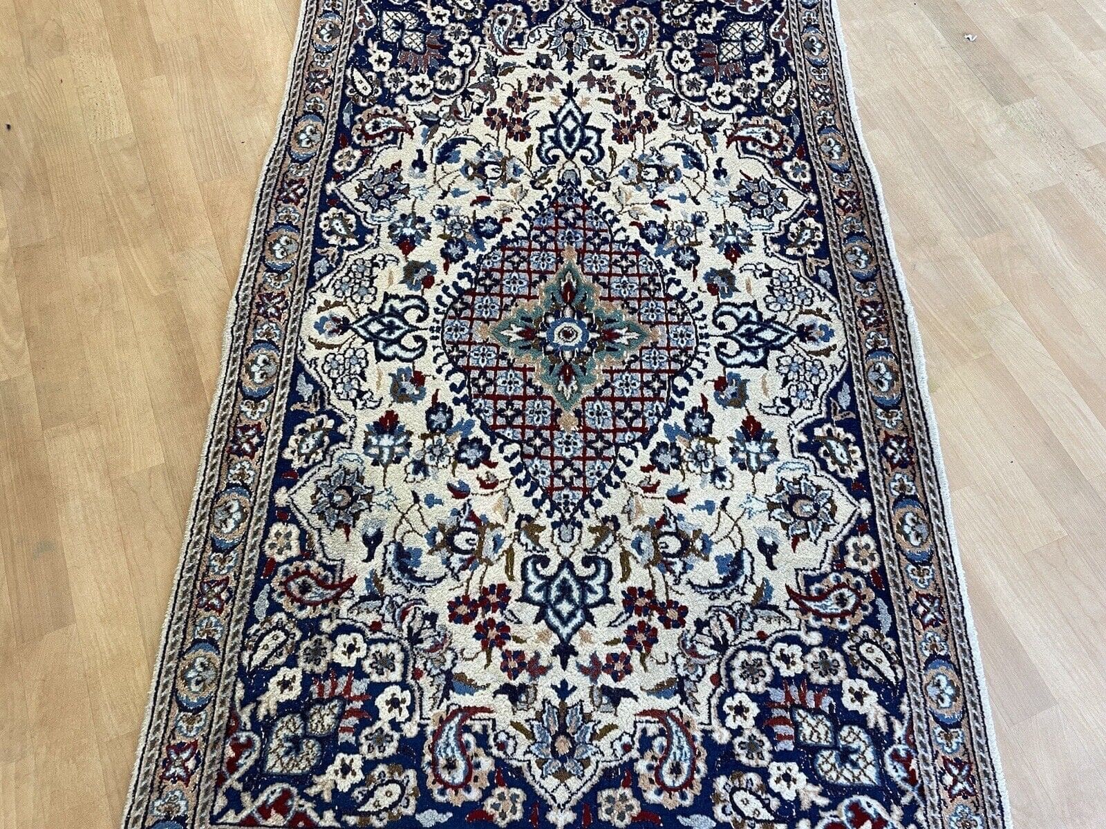 Perserteppich Nain Super Fein Geknüpft 146x88 cm – Klassischer Kaschmir Seidenteppich in leicht violettem Rosarot mit dunkelblauer Bordüre, Top Qualität, ca. 1 cm Florhöhe,...