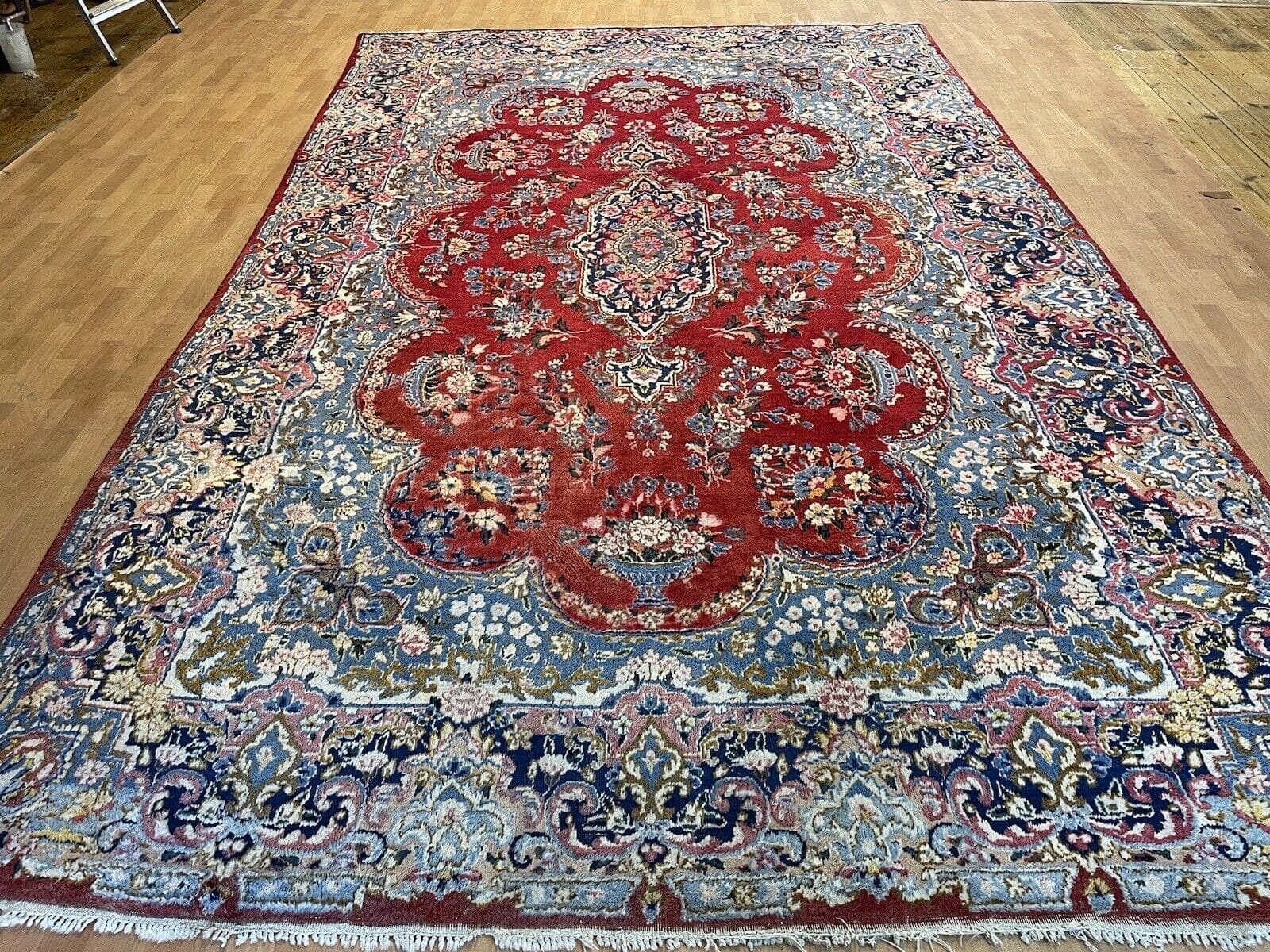 Klassischer Kerman Perserteppich 350x250 cm - Geschwungene Elemente im Spiegel Design mit rotem Untergrund und pastellgrüner Bordüre - Exzellente Qualität aus besonderer...