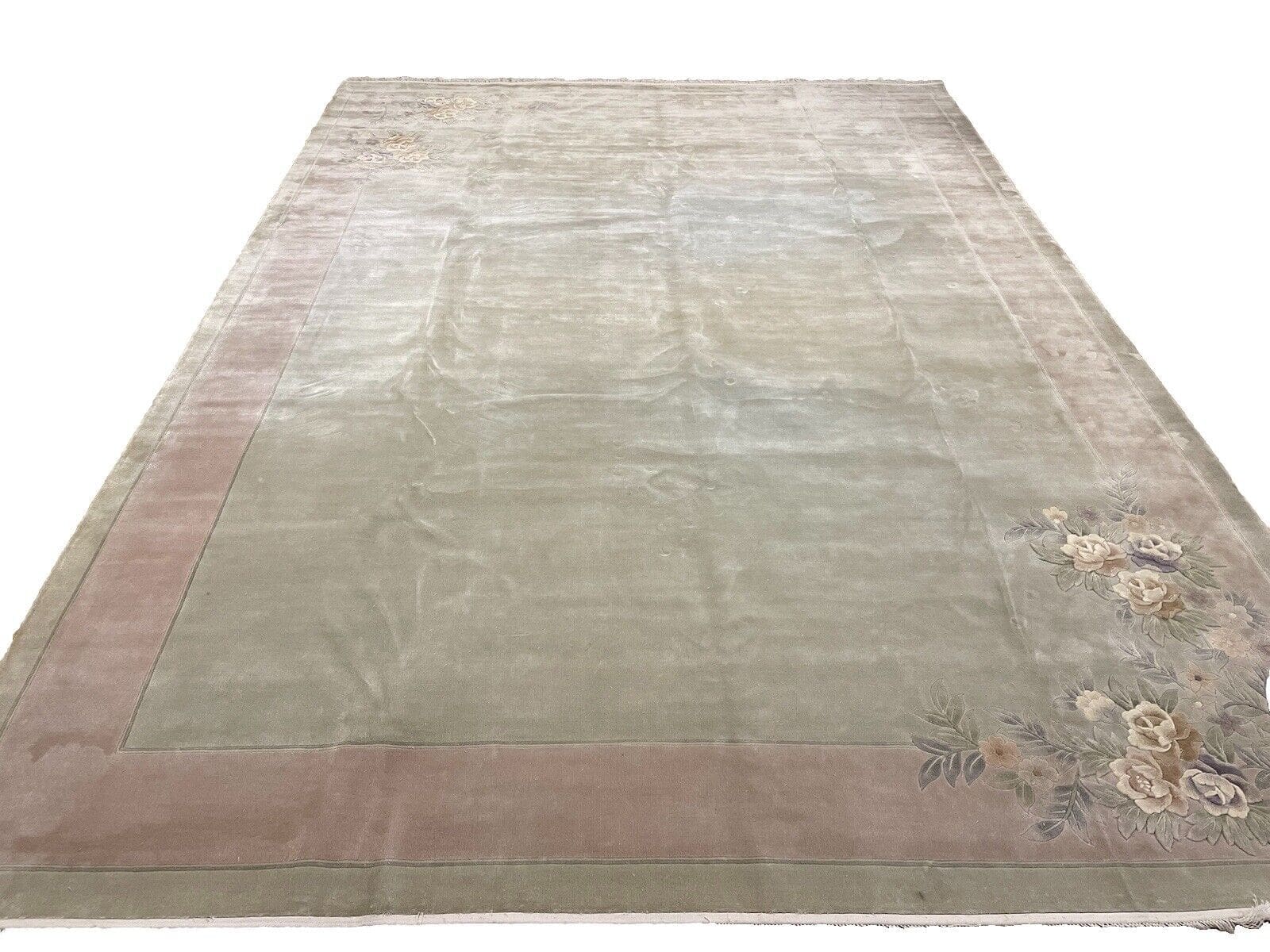 Perserteppich 350x250 cm - Royal Peking Muster, 8mm Florhöhe, Reine Seide in Soft Beige, Grün und Grau, handgeknüpft