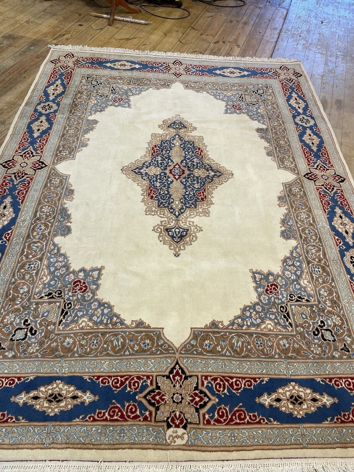 Kerman Perserteppich 300x205 cm - Elegantes Medaillon-Muster in leuchtendem Rot, 10mm Florhöhe, aus reiner Schurwolle, handgeknüpft, Perserteppich