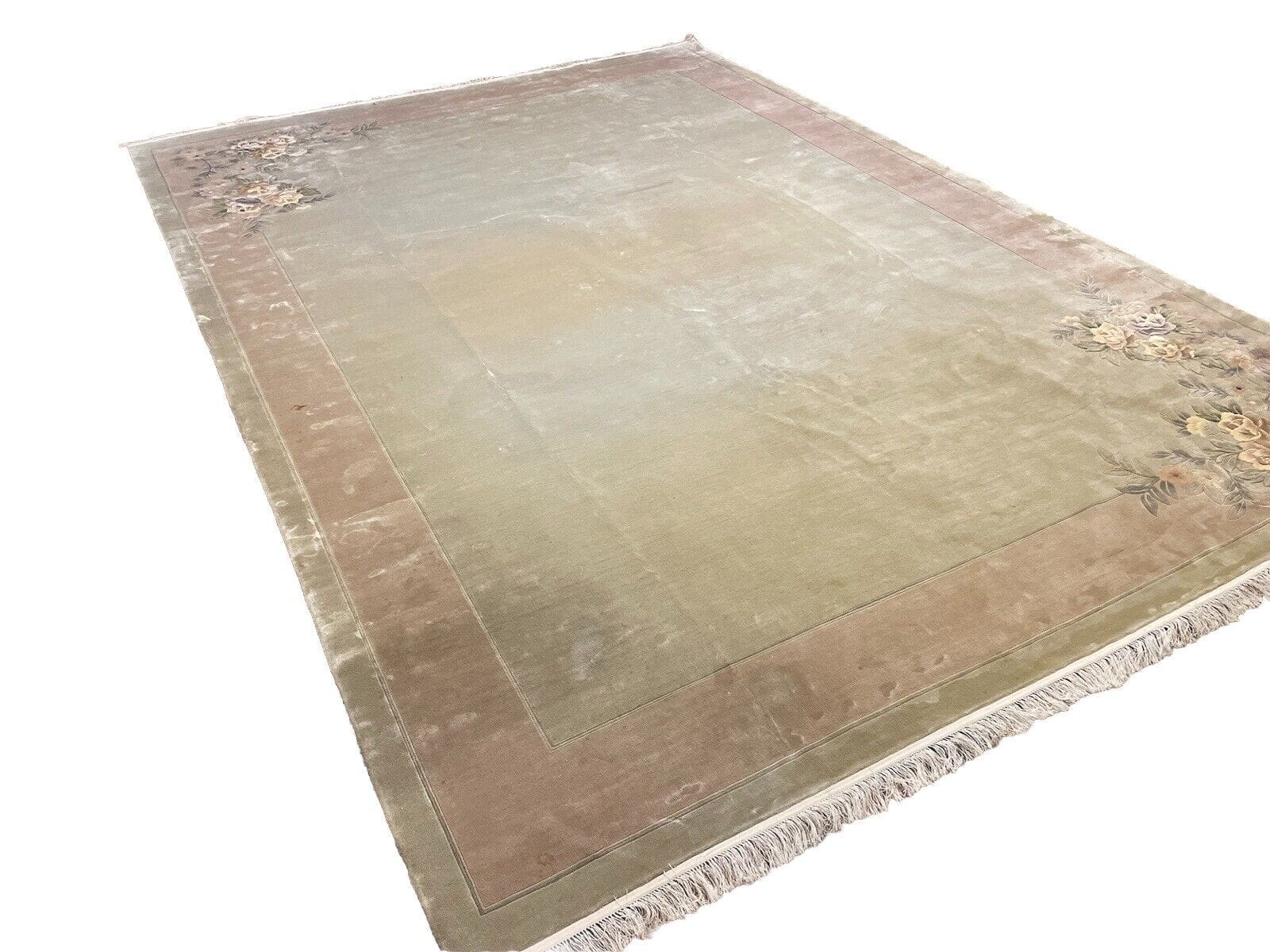 Perserteppich 350x250 cm - Royal Peking Muster, 8mm Florhöhe, Reine Seide in Soft Beige, Grün und Grau, handgeknüpft